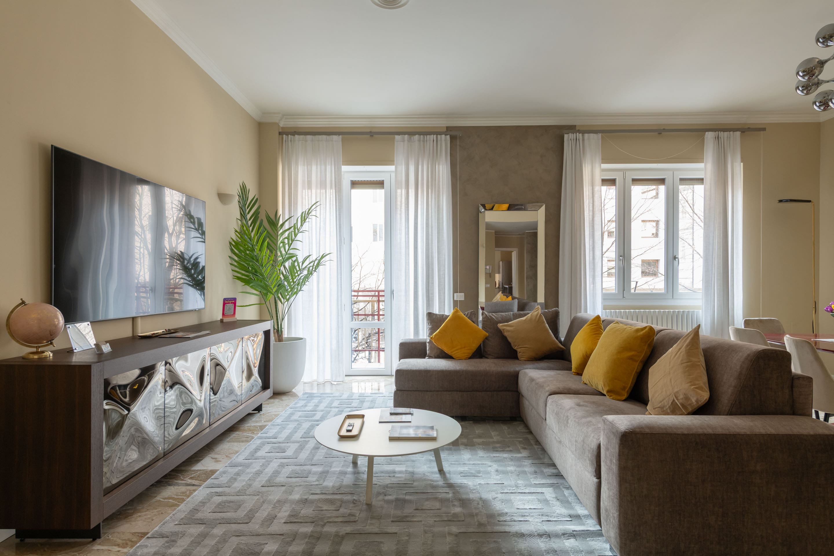 Casa Naviglio Milan: Elegant 2-Bedroom Apartment with Family-Friendly Features, Milan