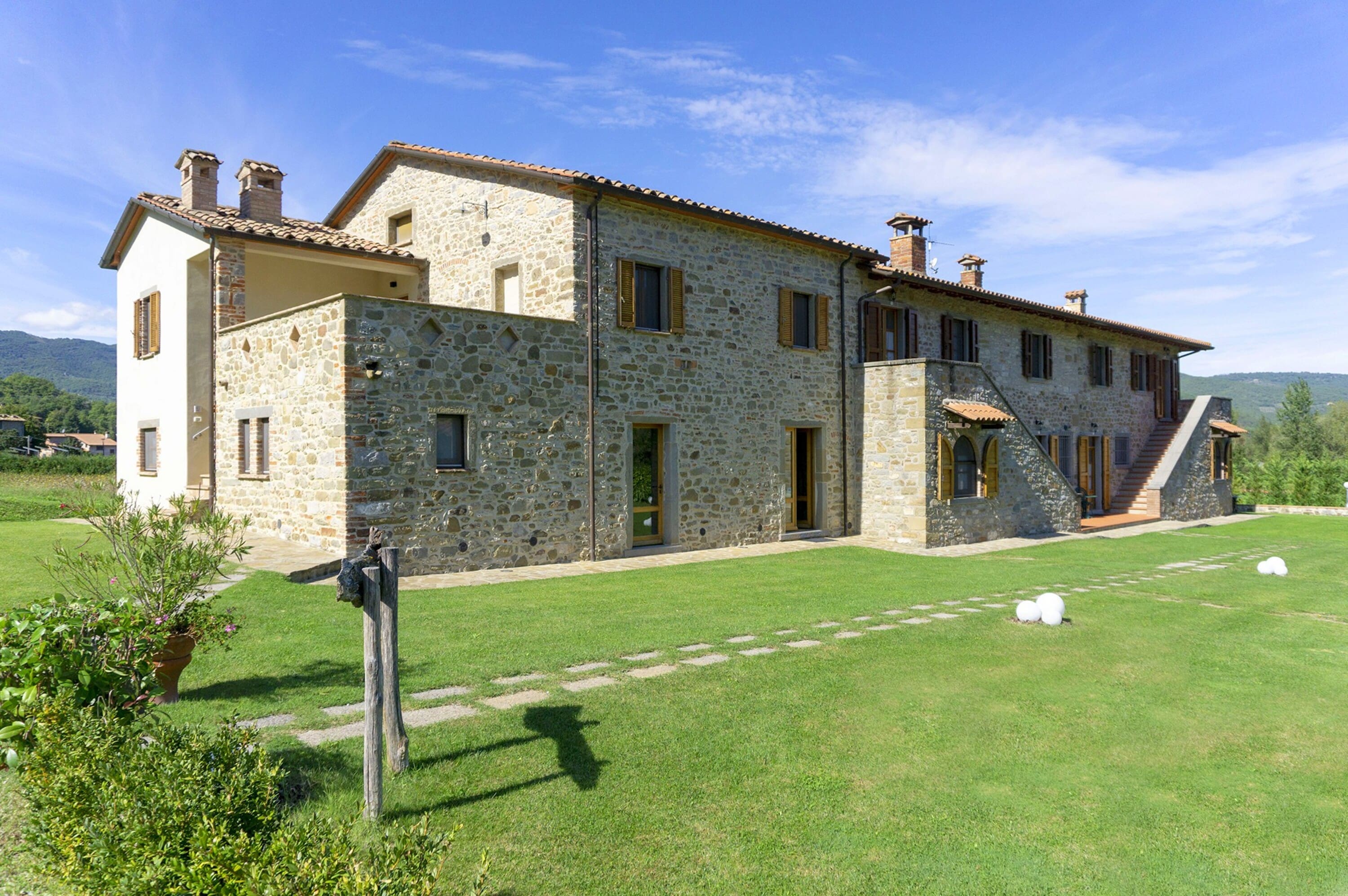 Casa Niccone Cortona: Spacious 14-Bedroom Apartment with Pool and Lake Views, Cortona