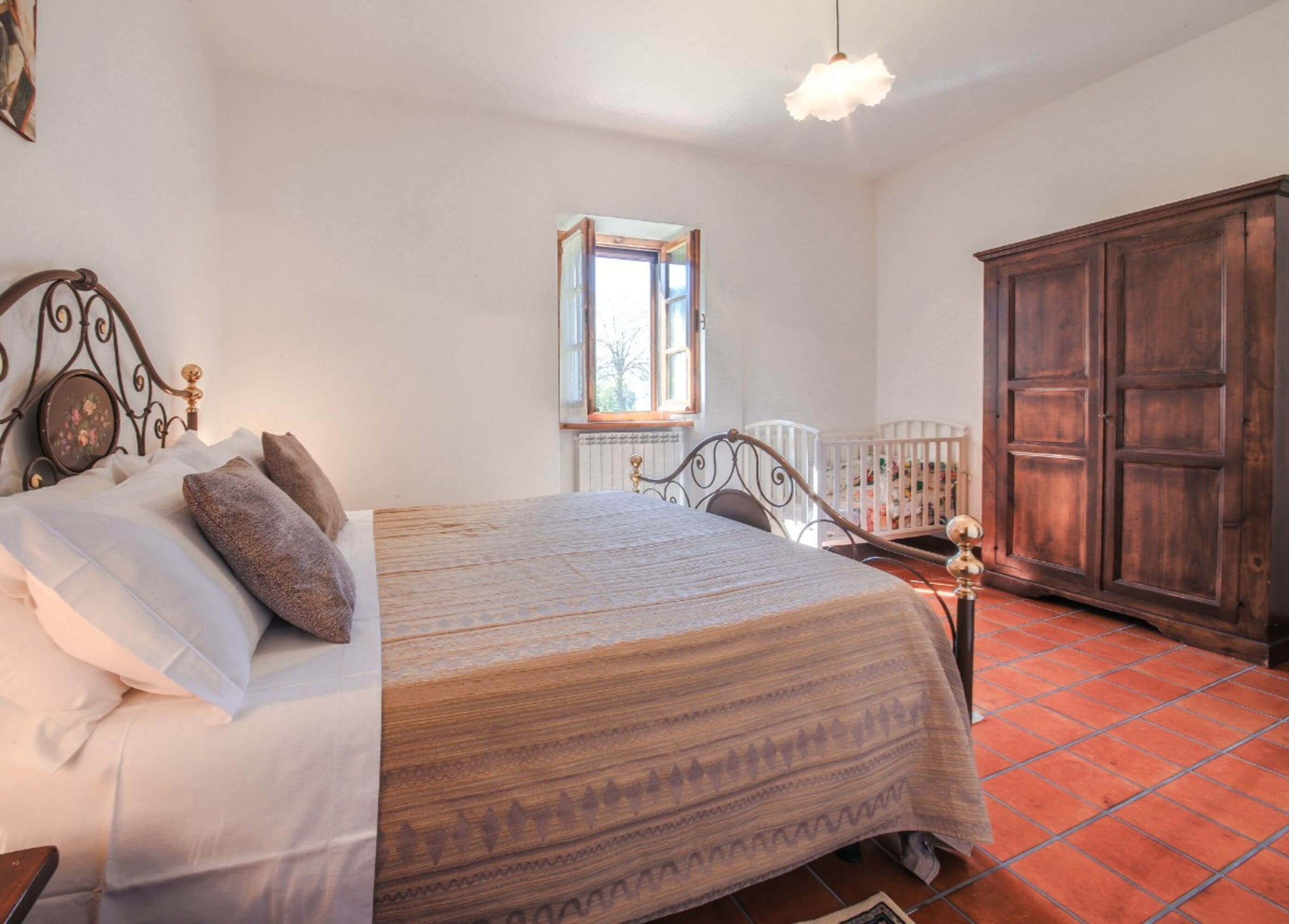 Casa Niccone Cortona: Spacious 14-Bedroom Apartment with Pool and Lake Views, Cortona