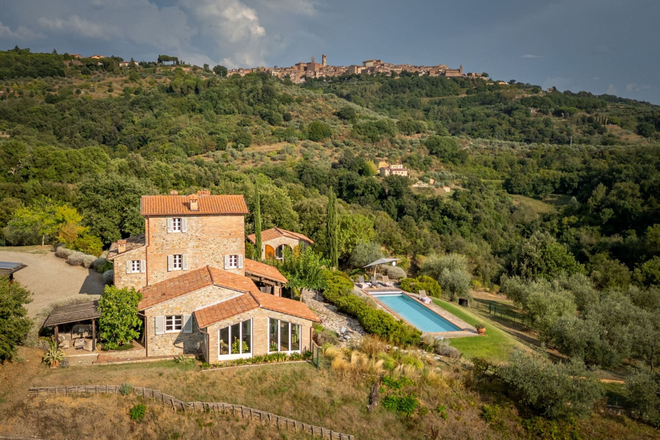 Casa Olivella Città: Luxury 4-Bedroom Apartment with Pool, Umbria