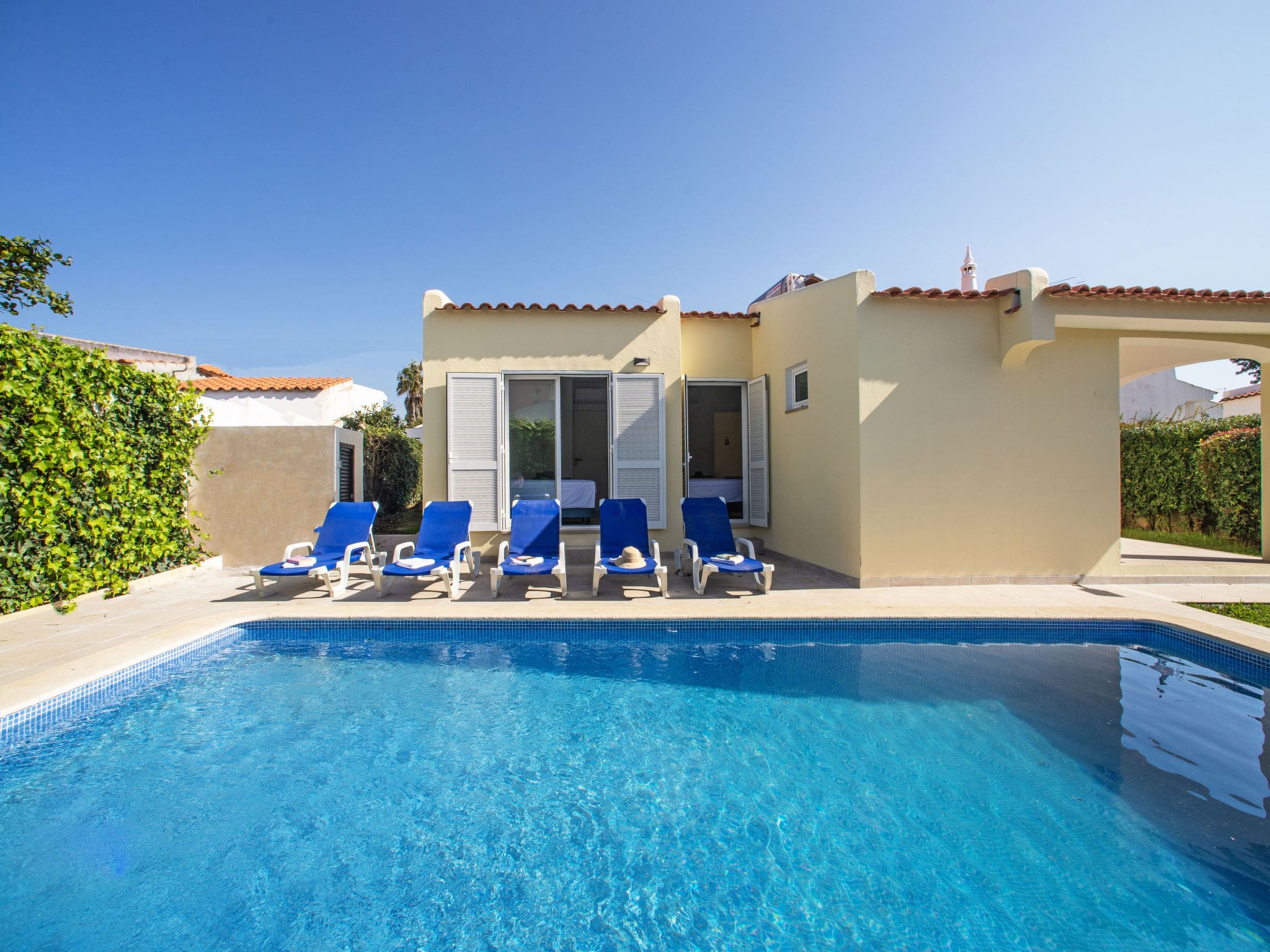 Casa Oura Albufeira: Modern 3-Bedroom Holiday Villa with Private Heated Pool Near Praia da Oura Beach Portugal