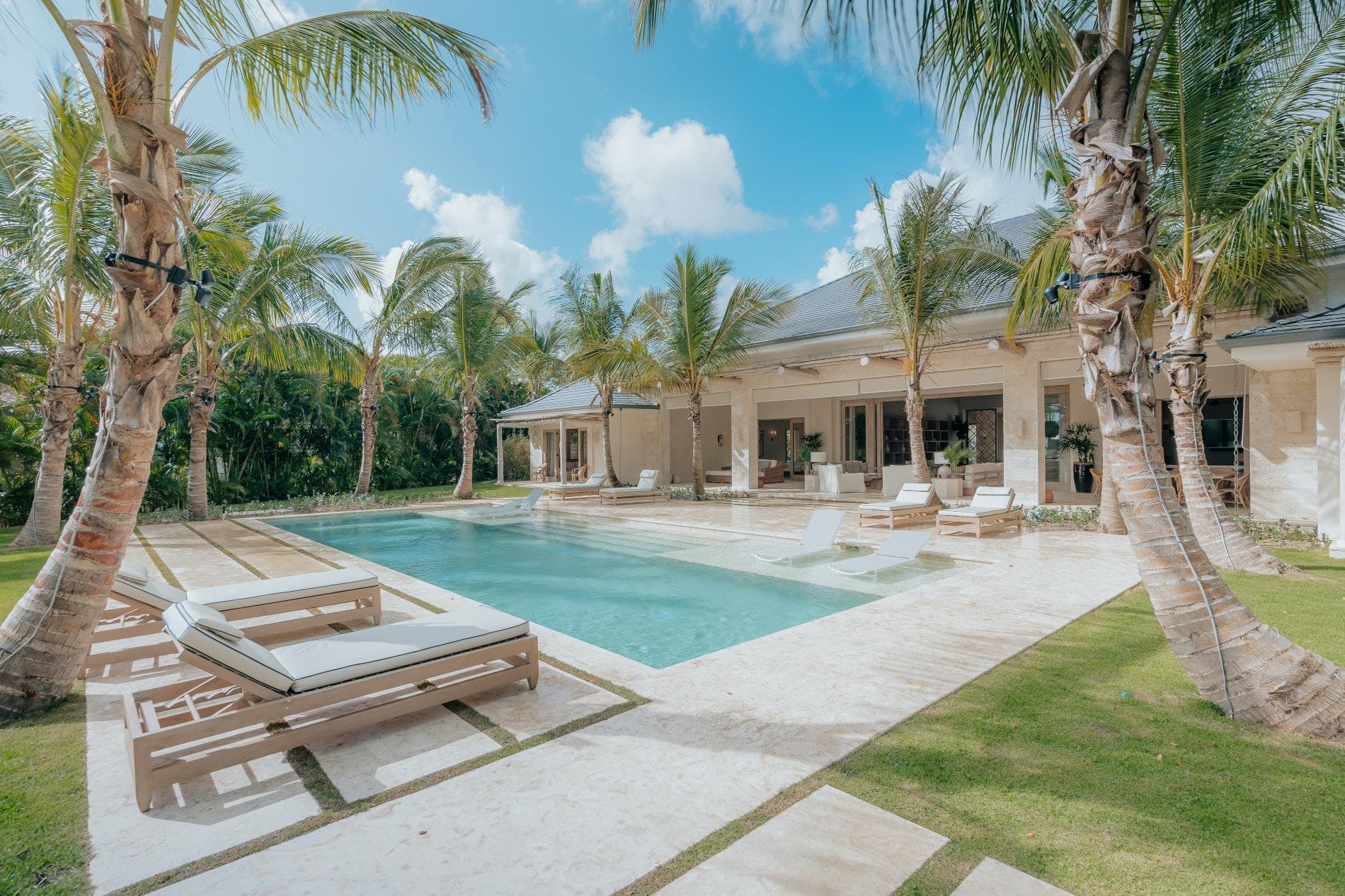 Casa Palma PuntaCana Dominican Republic 4: Exclusive 7-Bedroom Apartment with Pool and Seaview, Punta Cana