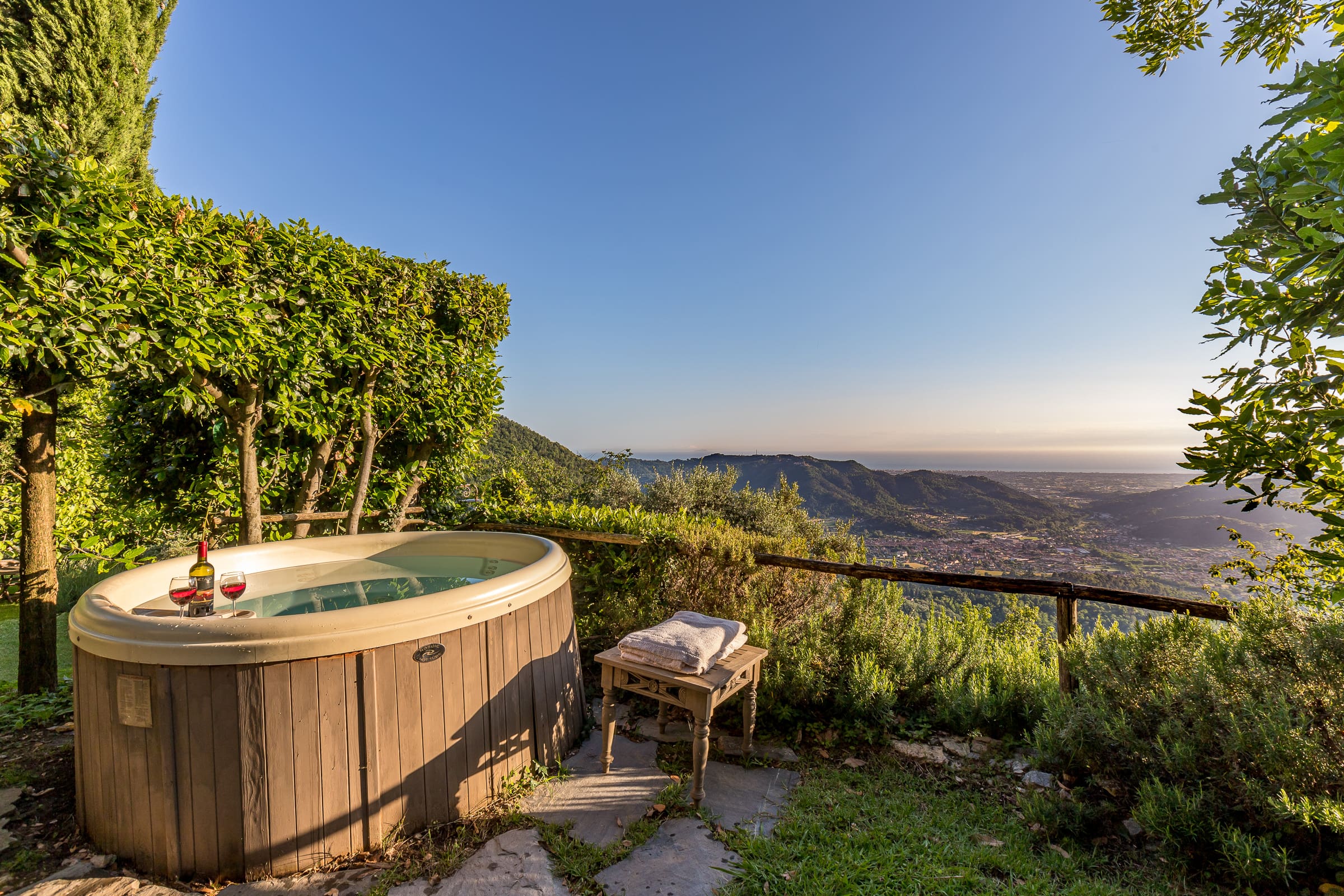Casa Pineta Viareggio: Luxury 2-Bedroom Villa with Pool and Sea Views, Viareggio Tuscany