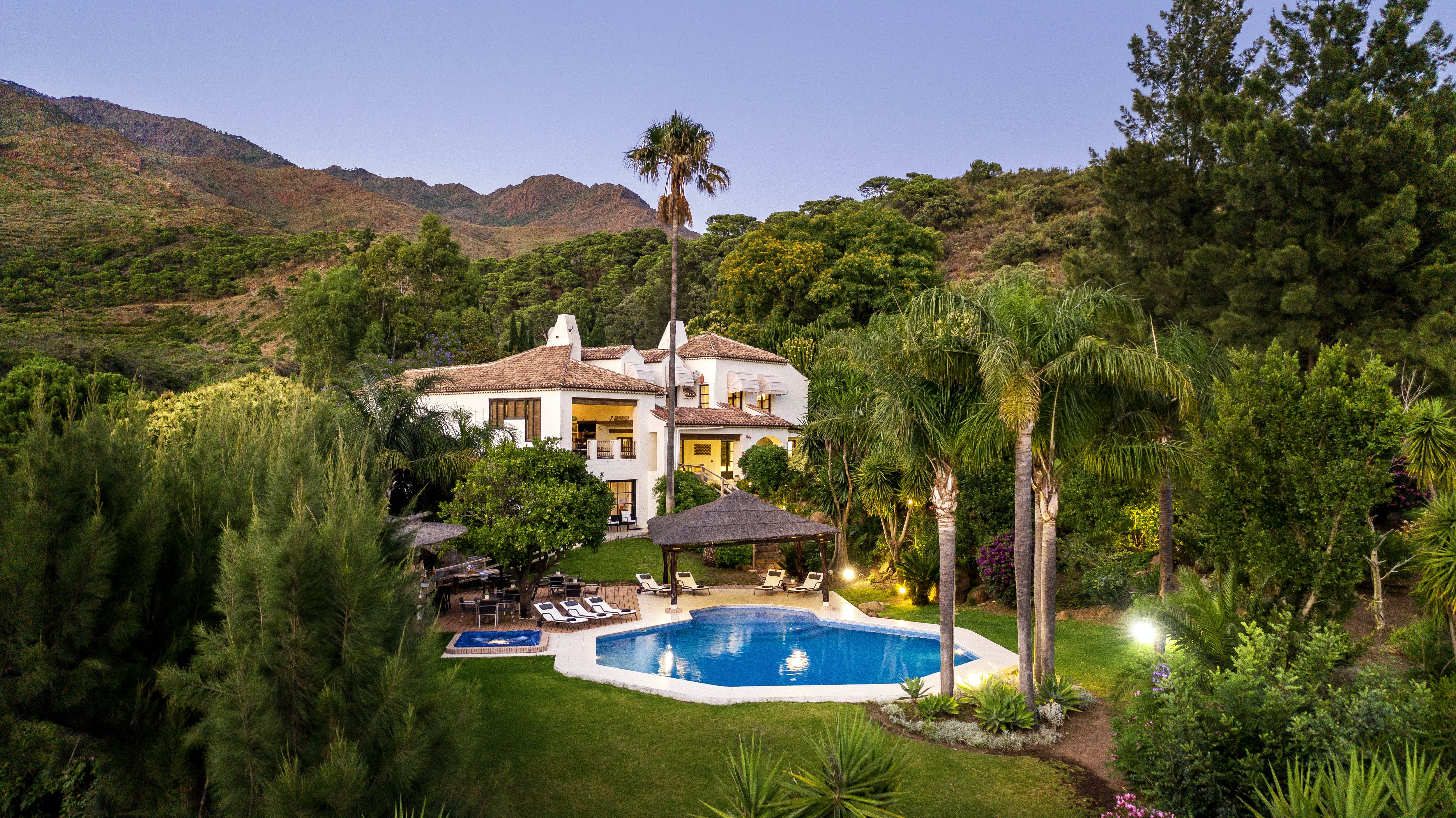 Casa Pinsapo Estepona: Spacious 10-Bedroom Apartment with Seaviews and Pool, Estepona