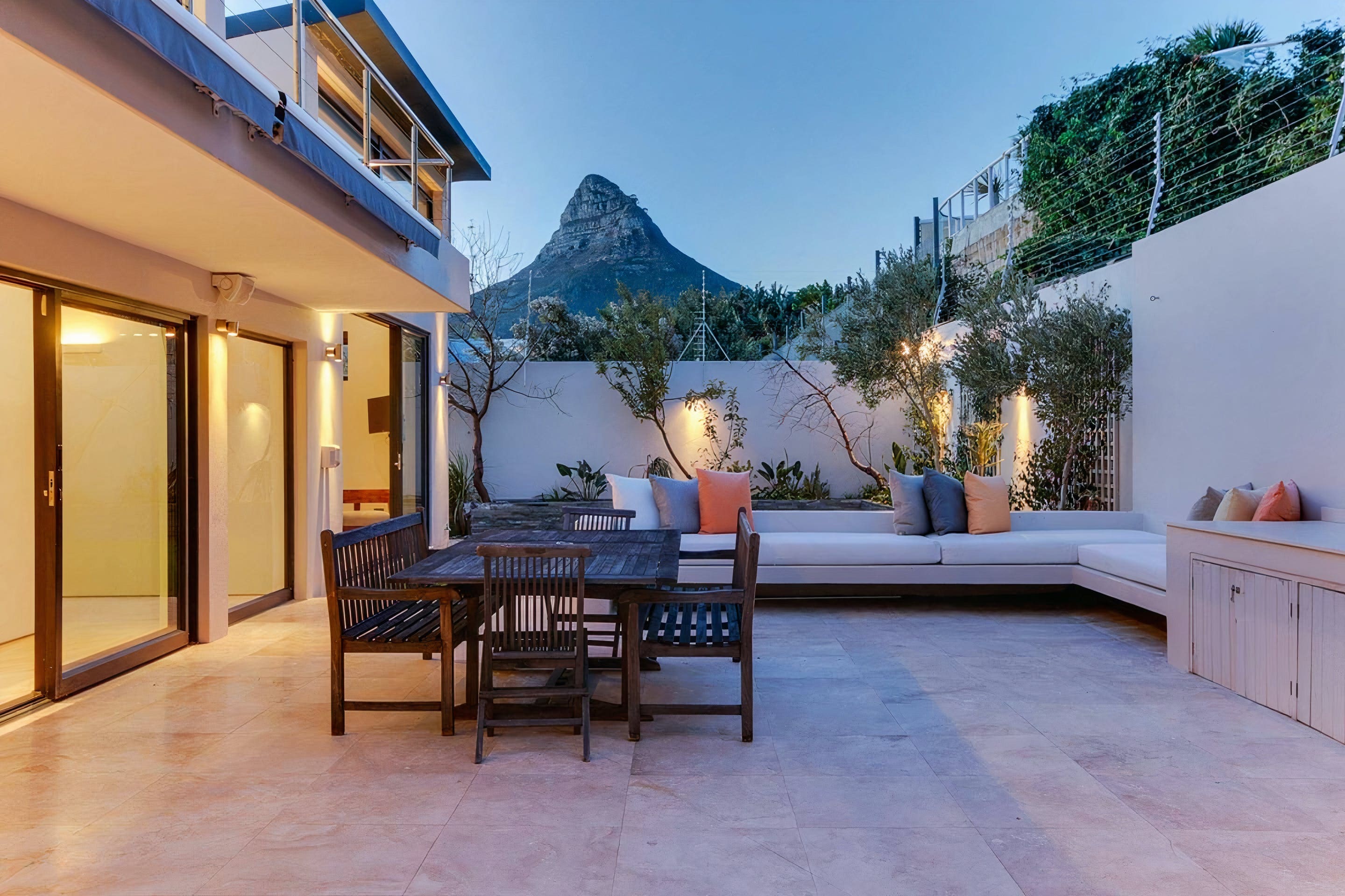 Casa Protea Camps Bay: Luxury 5-Bedroom Apartment with Pool and Sea Views, Camps Bay