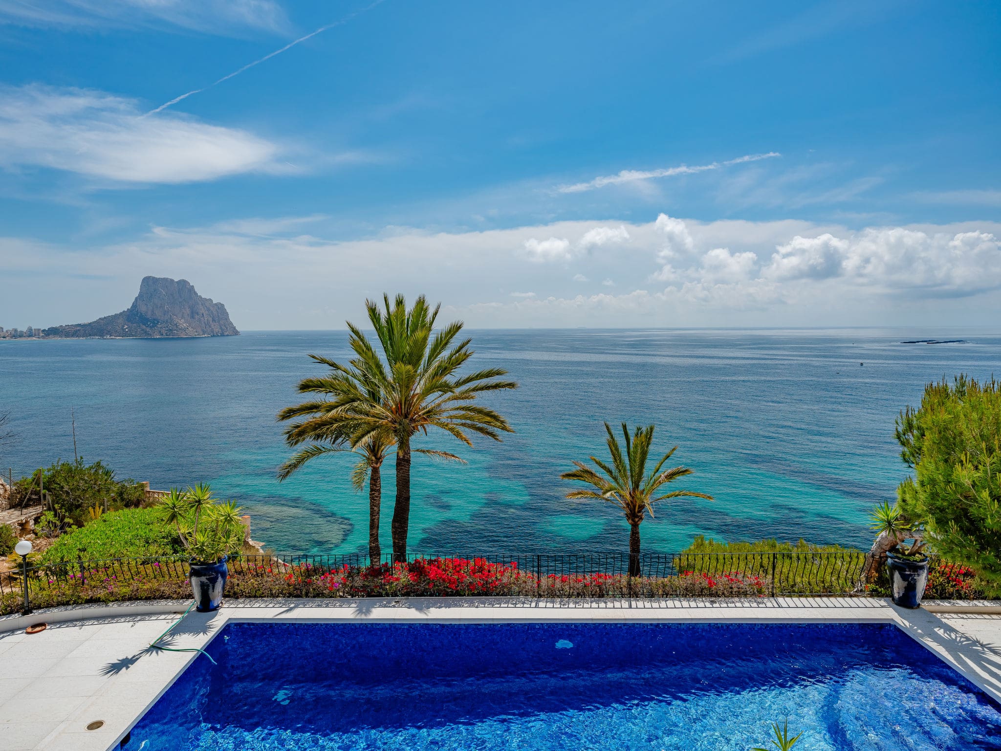 Casa Racó Calpe: Spectacular Beachfront 6-Bedroom Villa with Private Pool Just 20 Meters from Mediterranean Beach