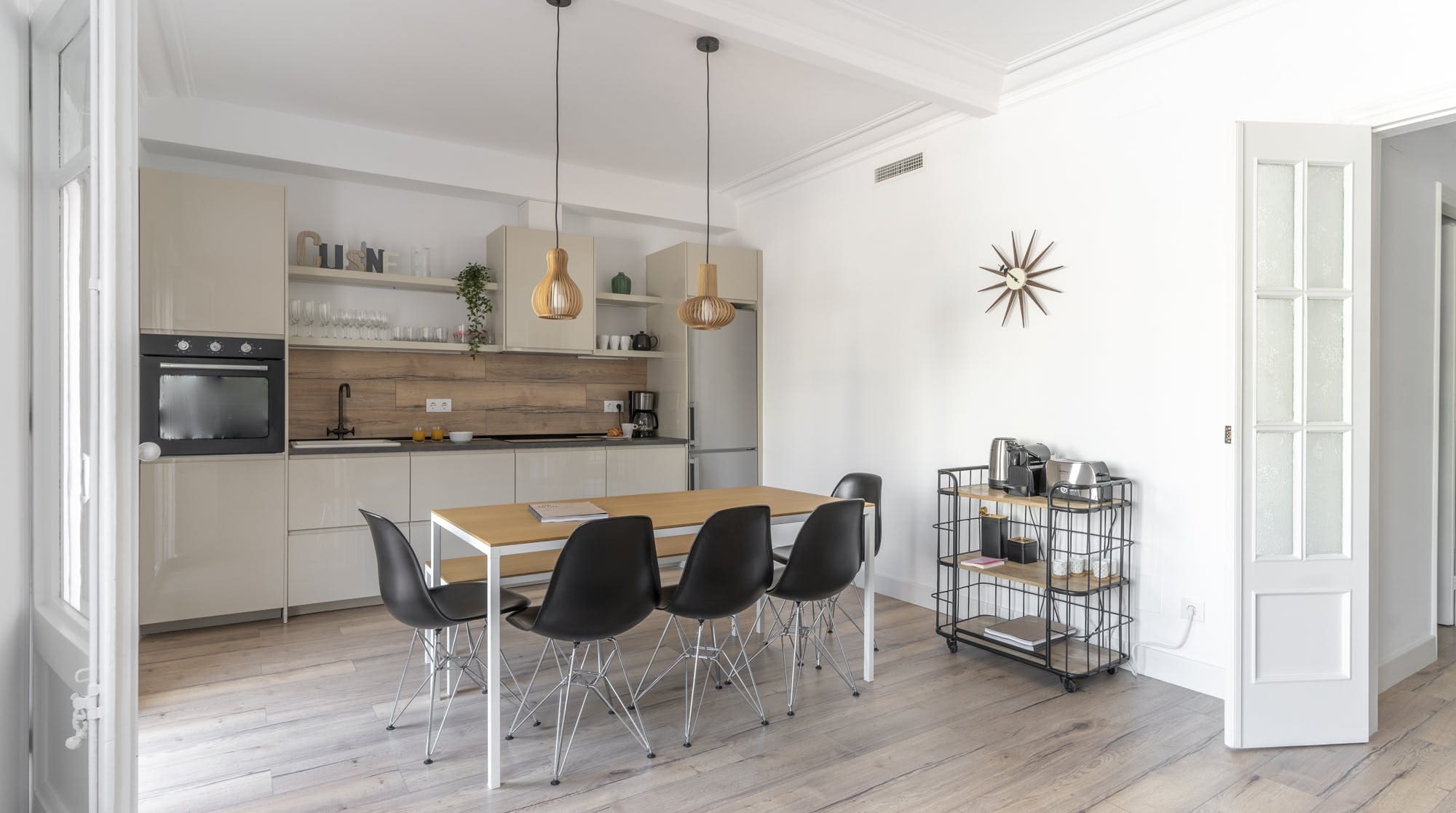 Casa Rambla Raval: Elegant 4-Bedroom Apartment with Sea Views, El Raval, Barcelona