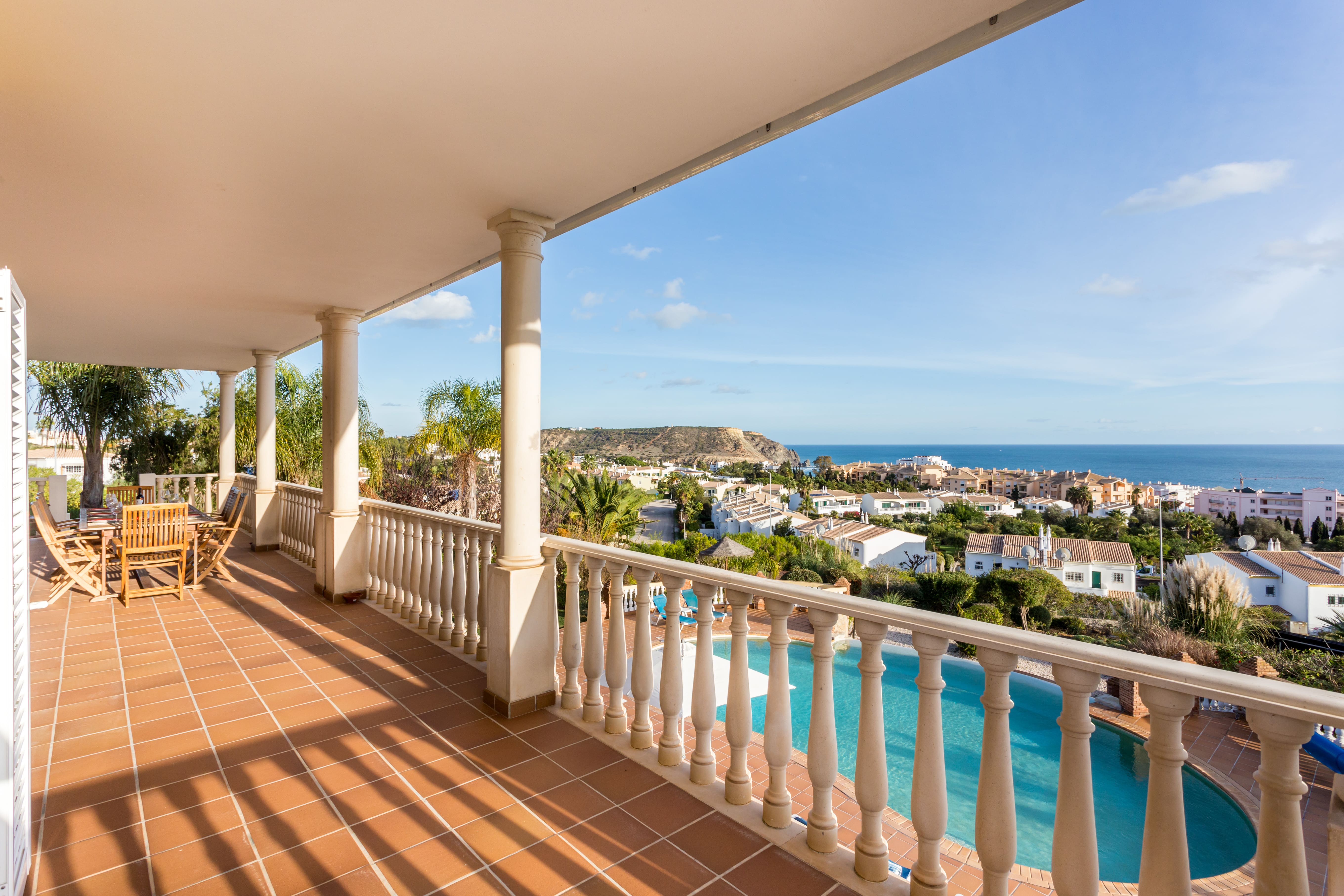 Casa Rocha Lagos: Spacious 5-Bedroom Apartment with Heated Pool, Algarve