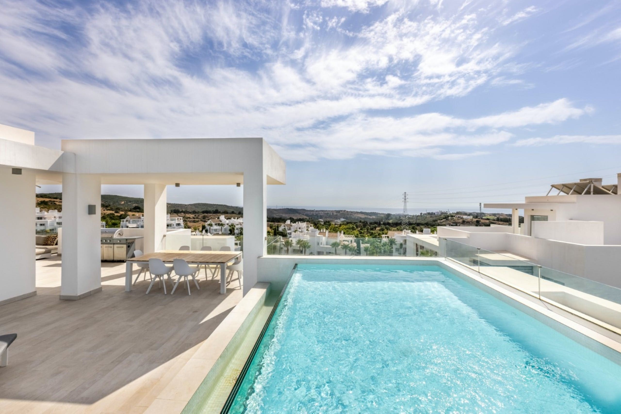 Casa Sabinillas Estepona: Luxury 3-Bedroom Apartment with Infinity Pool and Seaview, Estepona