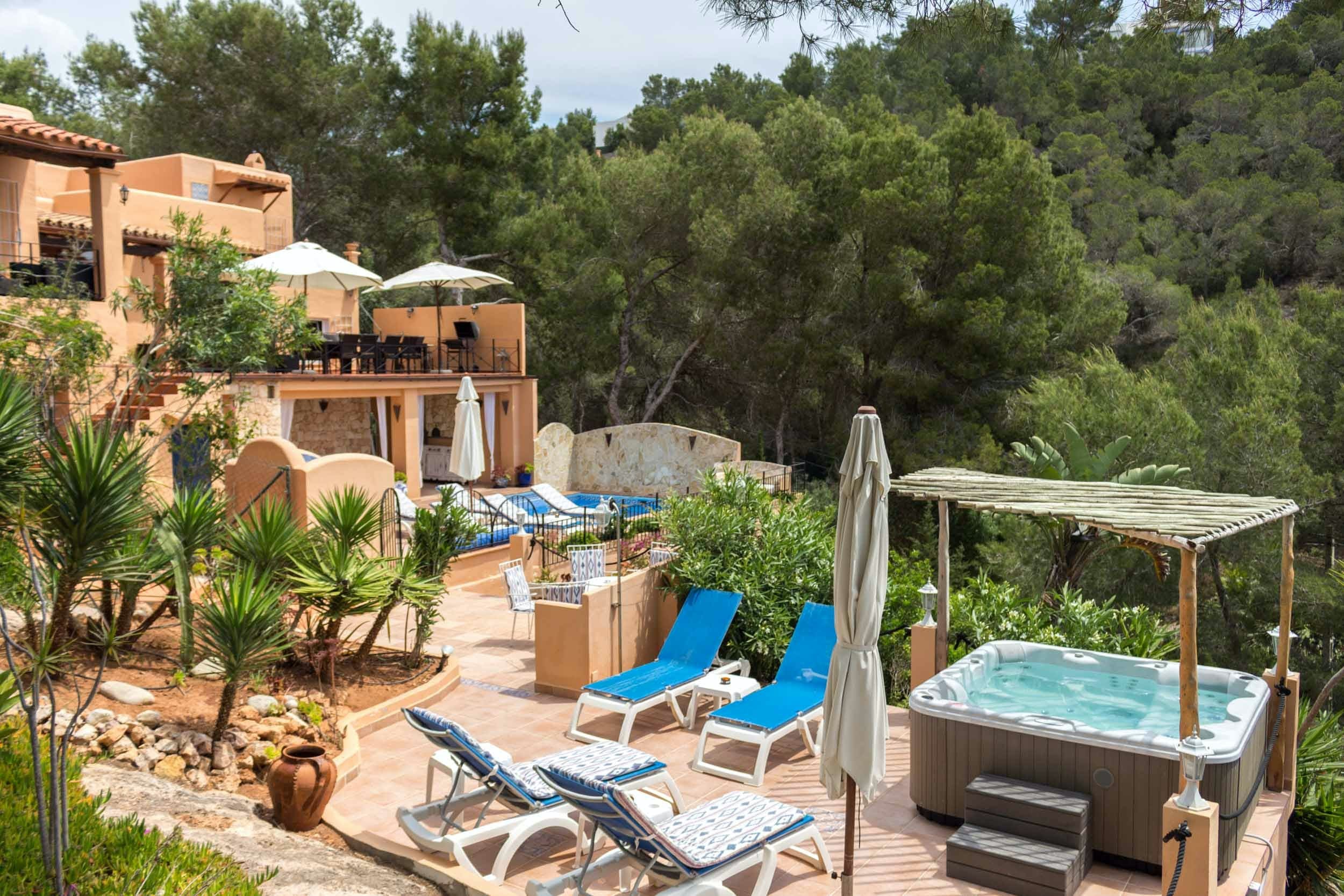 Casa Salines Ibiza: Luxury 5-Bedroom Apartment with Pool, Ibiza Town