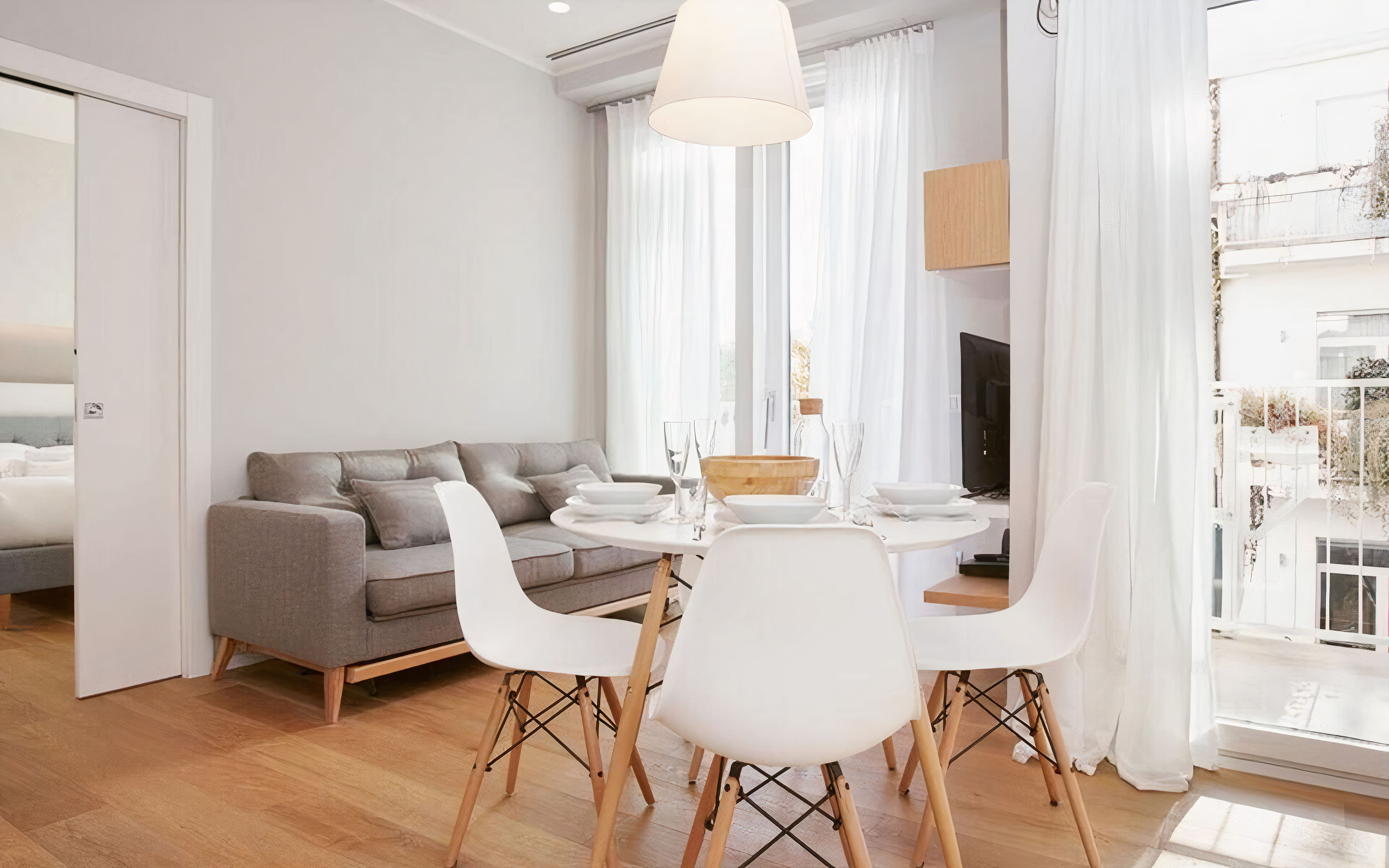 Casa Sant’Ambrogio Missori: Chic 2-Bedroom Apartment with Balcony Views, Milan Missori