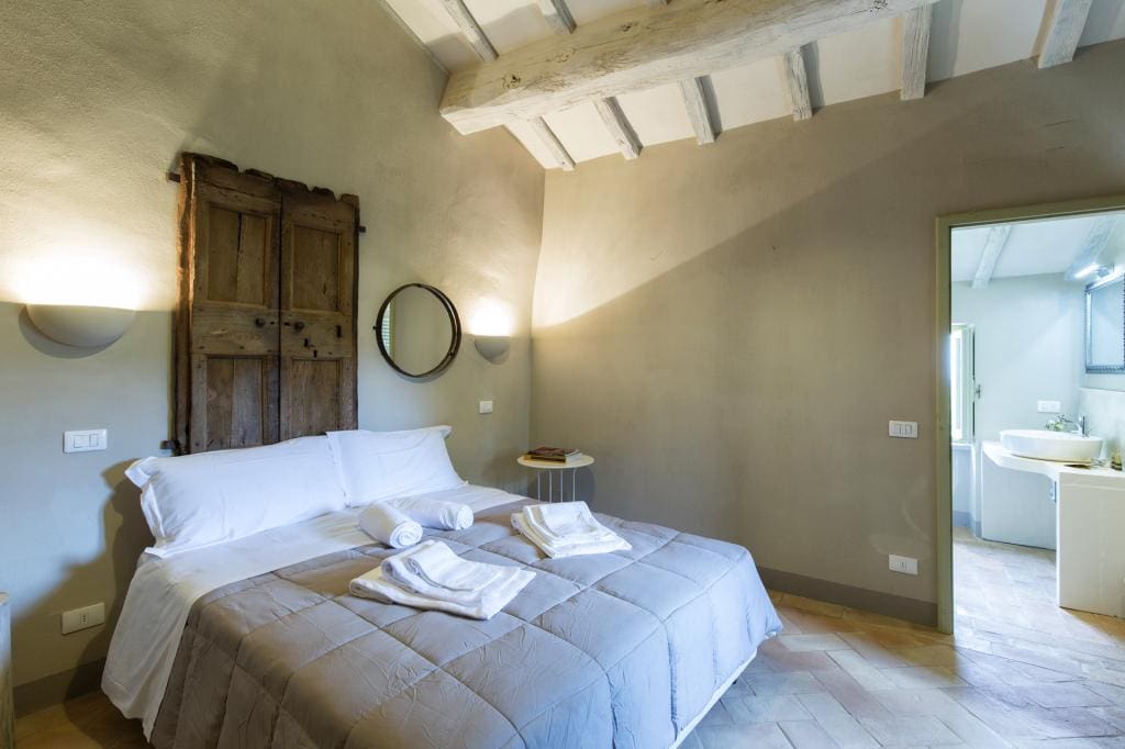 Casa Sant’Egidio Cortona: Elegant 6-Bedroom Luxury Apartment with Pool, Cortona