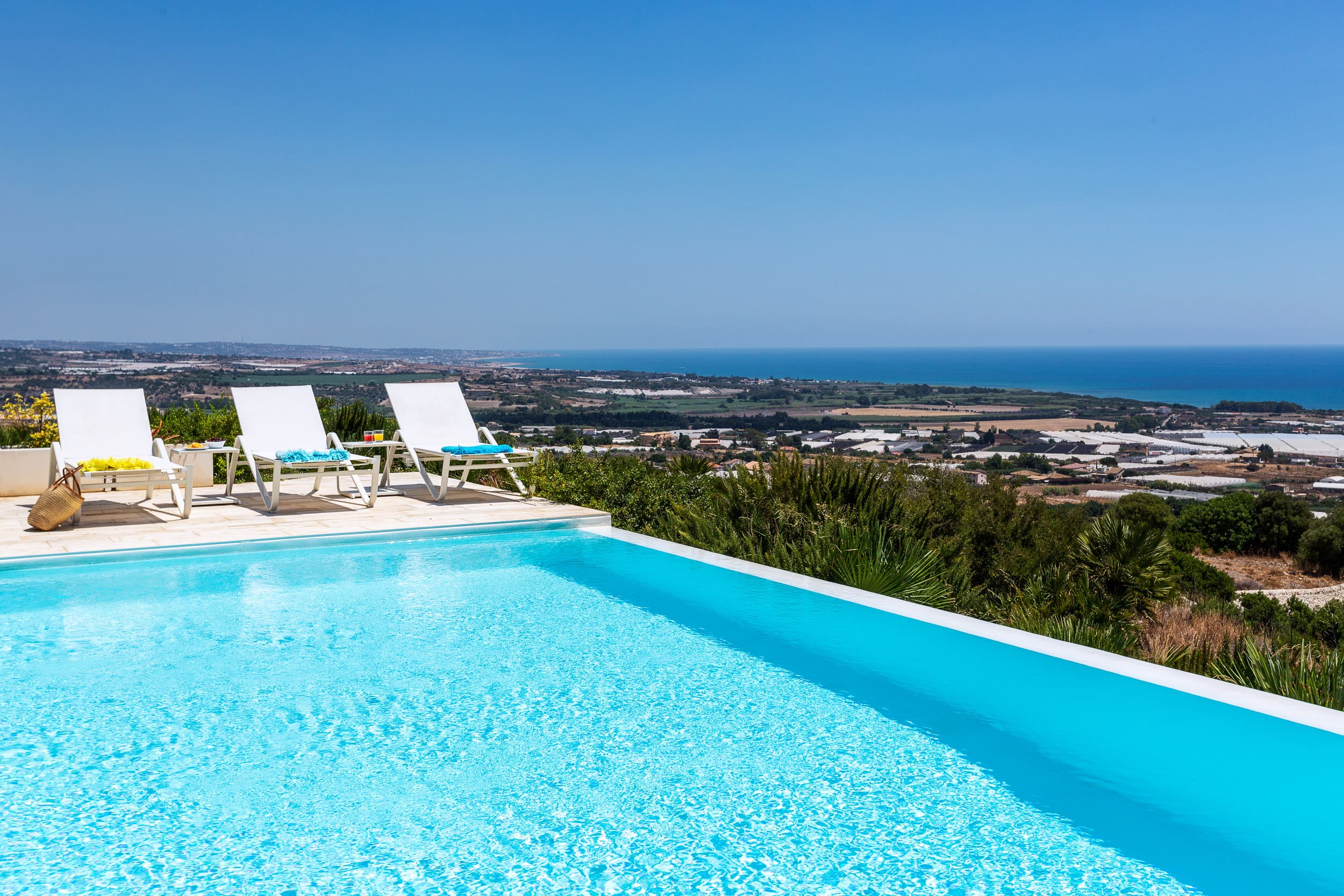 Casa Scirocco Ragusa: Luxury Apartment with Infinity Pool and Sea Views, Ragusa