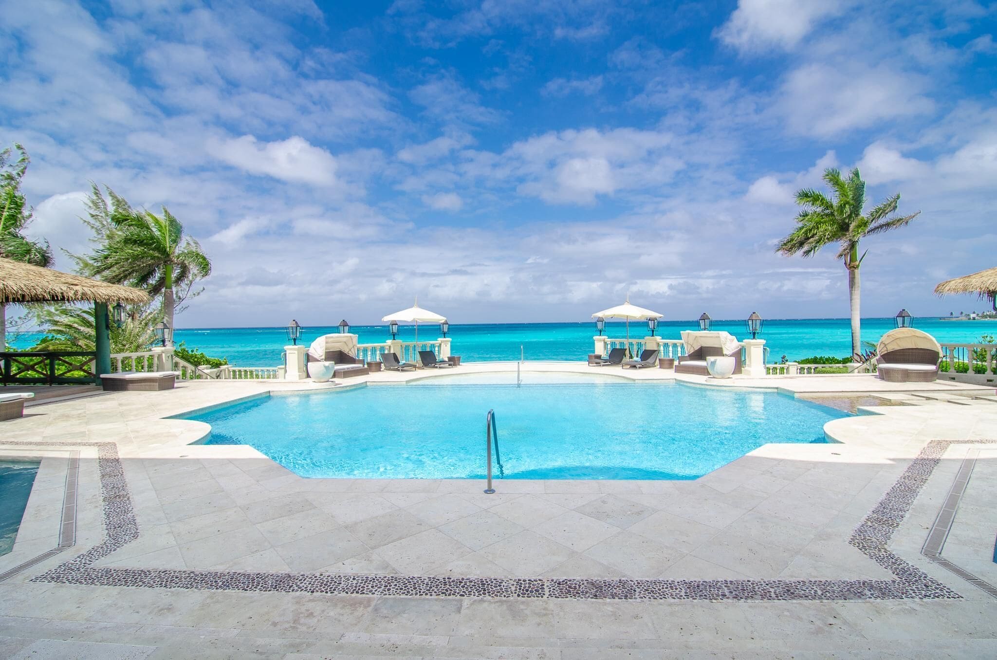 Casa Serenità dell’Oceano: Spacious 9-Bedroom Villa with Tennis Court and Ocean Views, Bahamas