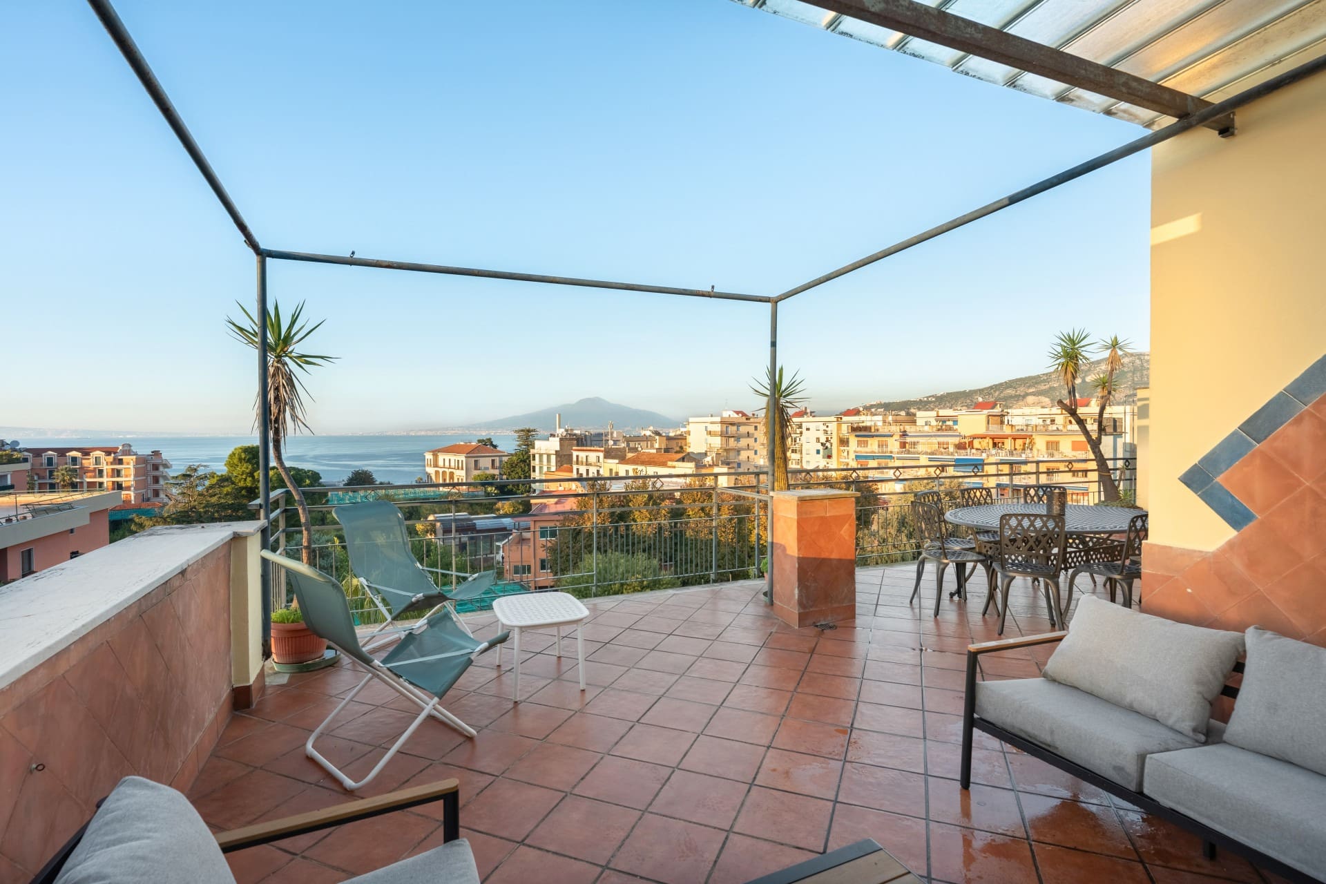 Casa Sirena Sorrento: Spacious 4-Bedroom Apartment with Sea Views, Sorrento