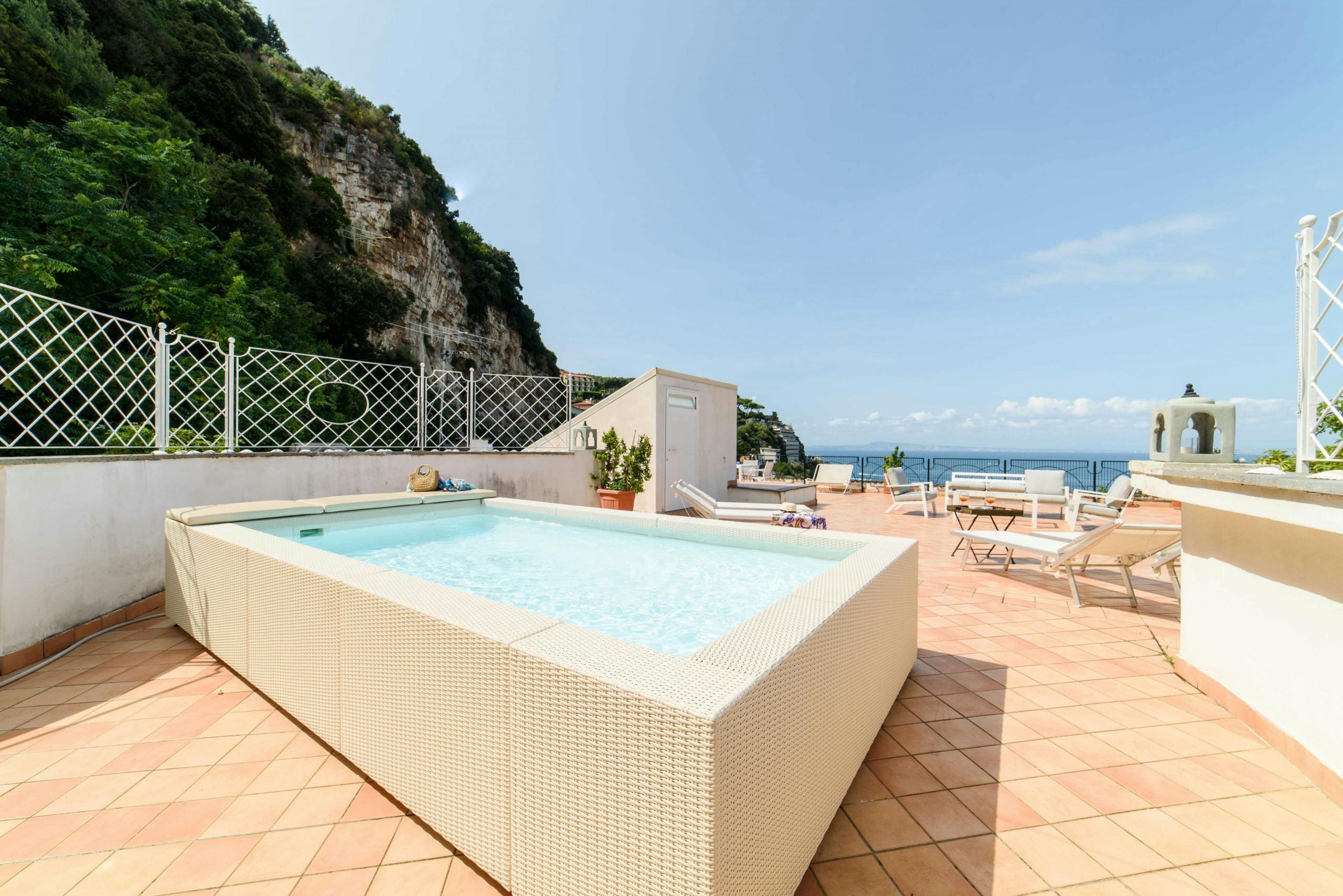 Casa Sirene Sorrento Sorrento 3: Elegant 3-Bedroom Apartment with Stunning Sea Views, Sorrento