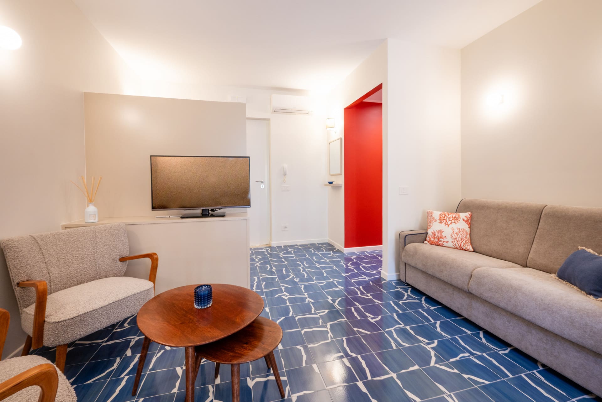 Casa Sorrentina: Spacious 4-Bedroom Apartment with Balconies in Sorrento