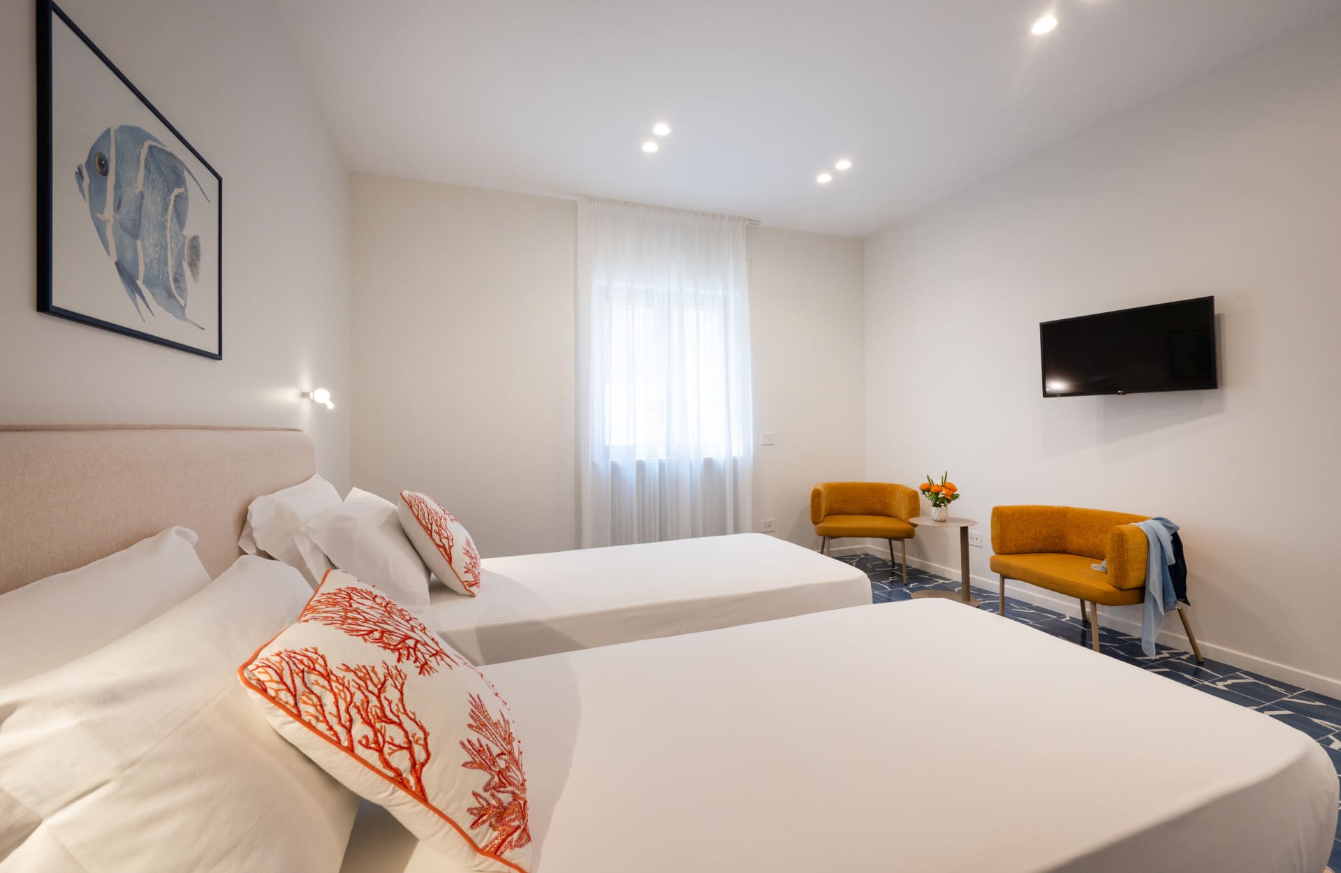 Casa Sorrentina: Spacious 4-Bedroom Apartment with Balconies in Sorrento