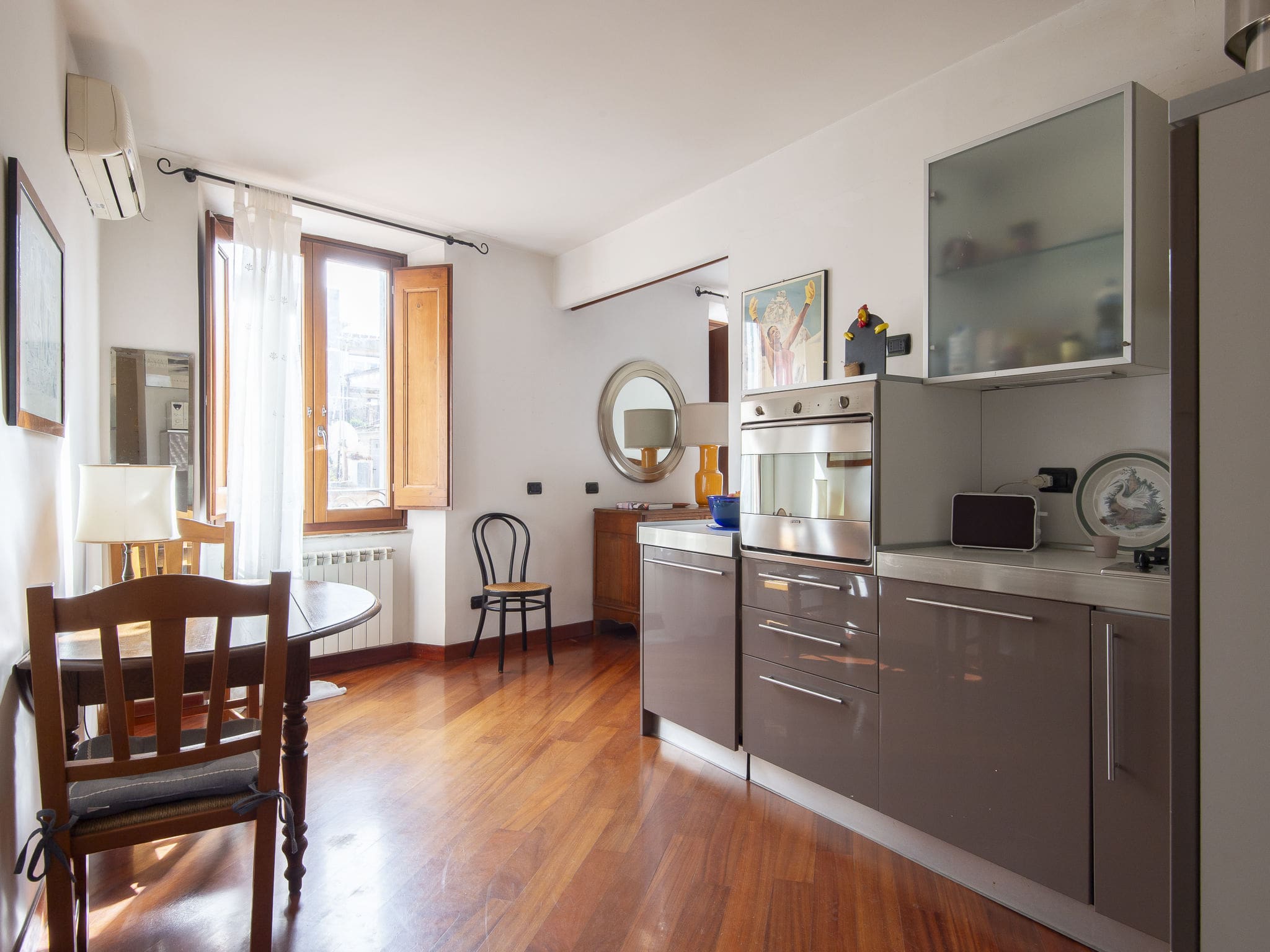 Casa Suburra Colosseo: Stylish 2-Bedroom Historic Apartment Near Roman Forum and Colosseum in Central Rome