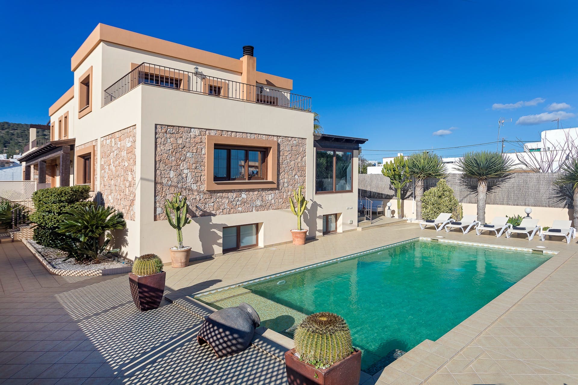 Casa Tarida Ibiza: Spacious 7-Bedroom Apartment with Pool and Seaview, Ibiza Town