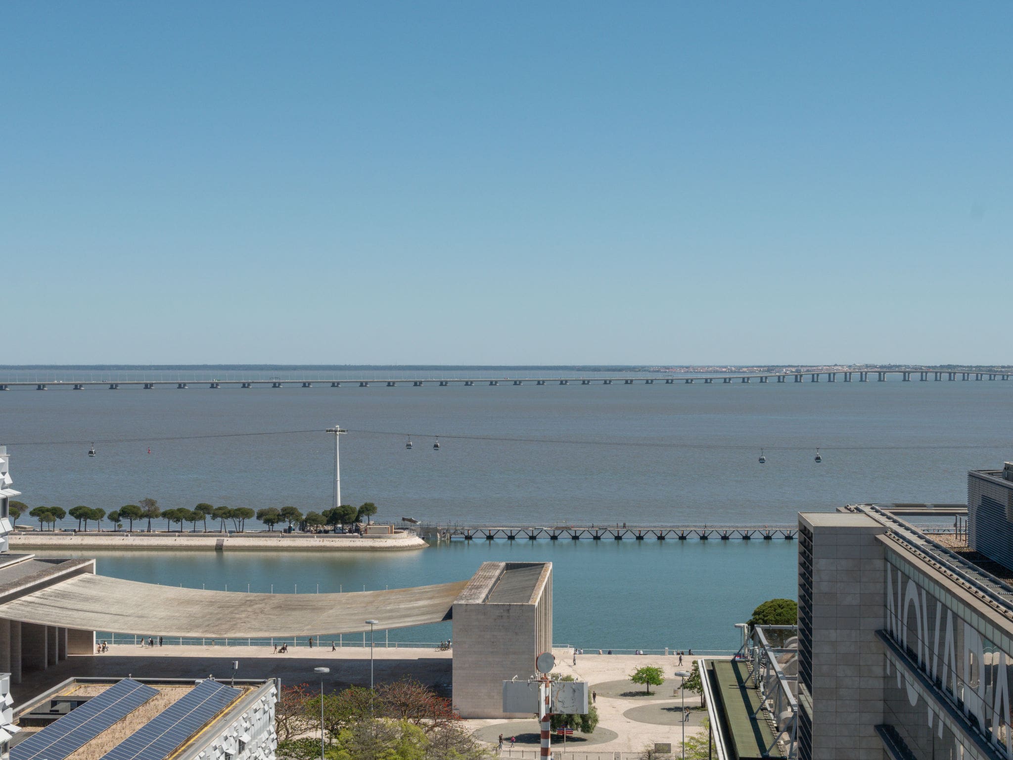 Casa Tejo Oriente: Modern 3-Bedroom Riverside Apartment with River Views and Metro Access in Parque das Nações
