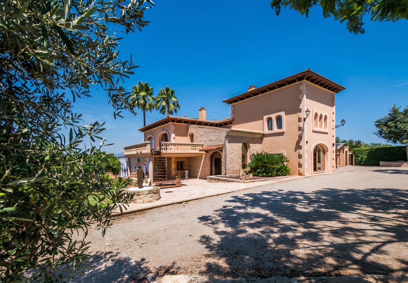 Villa Esmeralda S’Estanyol Can Picafort: Luxury 4-Bedroom Apartment with Sauna and Pool, Can Picafort