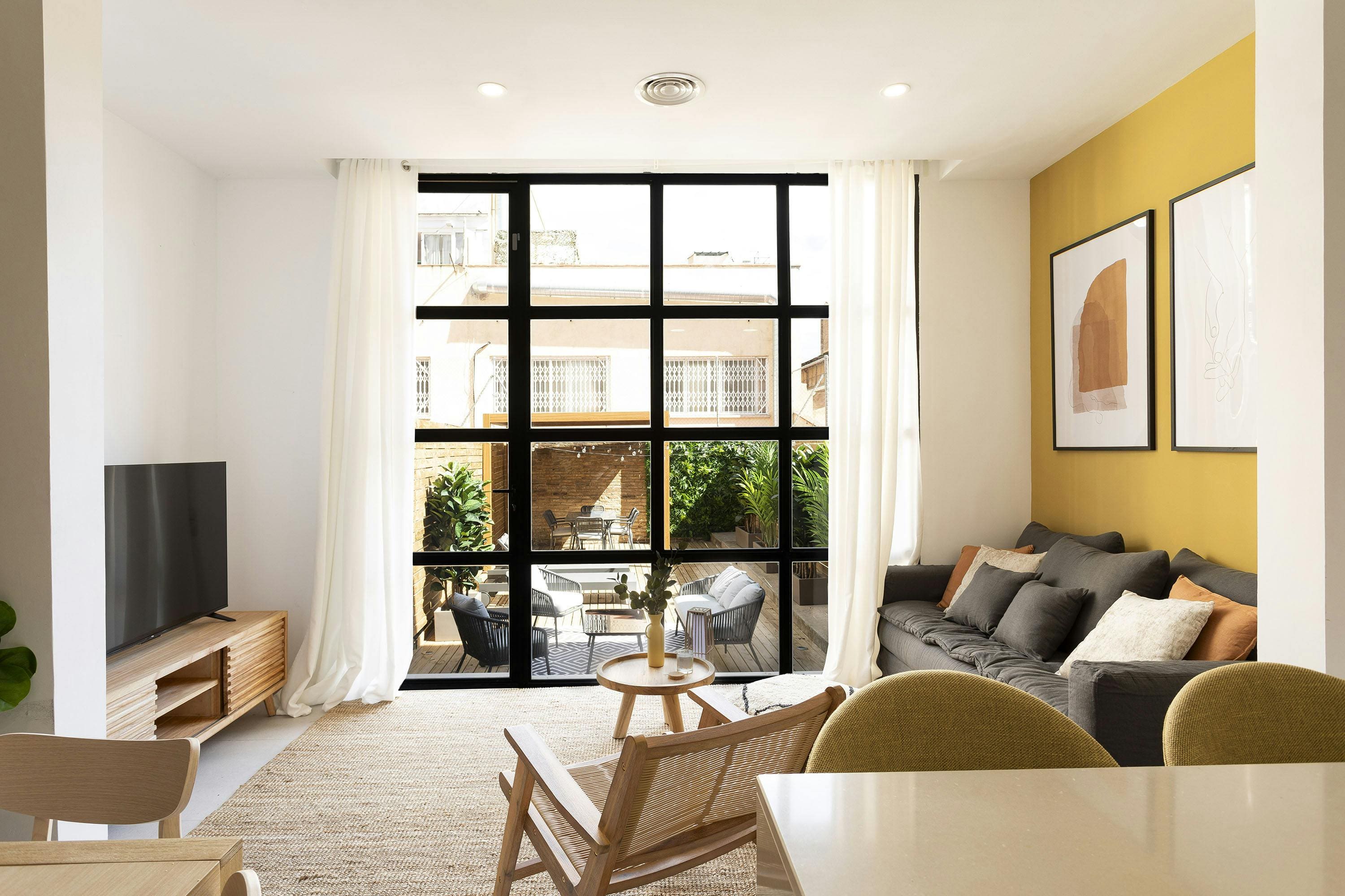 Casa Tramuntana Poblenou: Chic 3-Bedroom Apartment with Sea View, El Poblenou, Barcelona