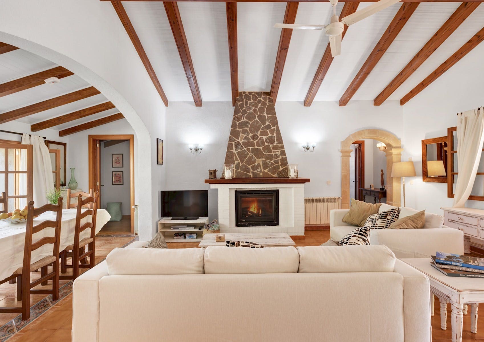 Casa Tramuntana Pollença Pollença 22: Charming 3-Bedroom Apartment with Seaview and Pool, Pollença