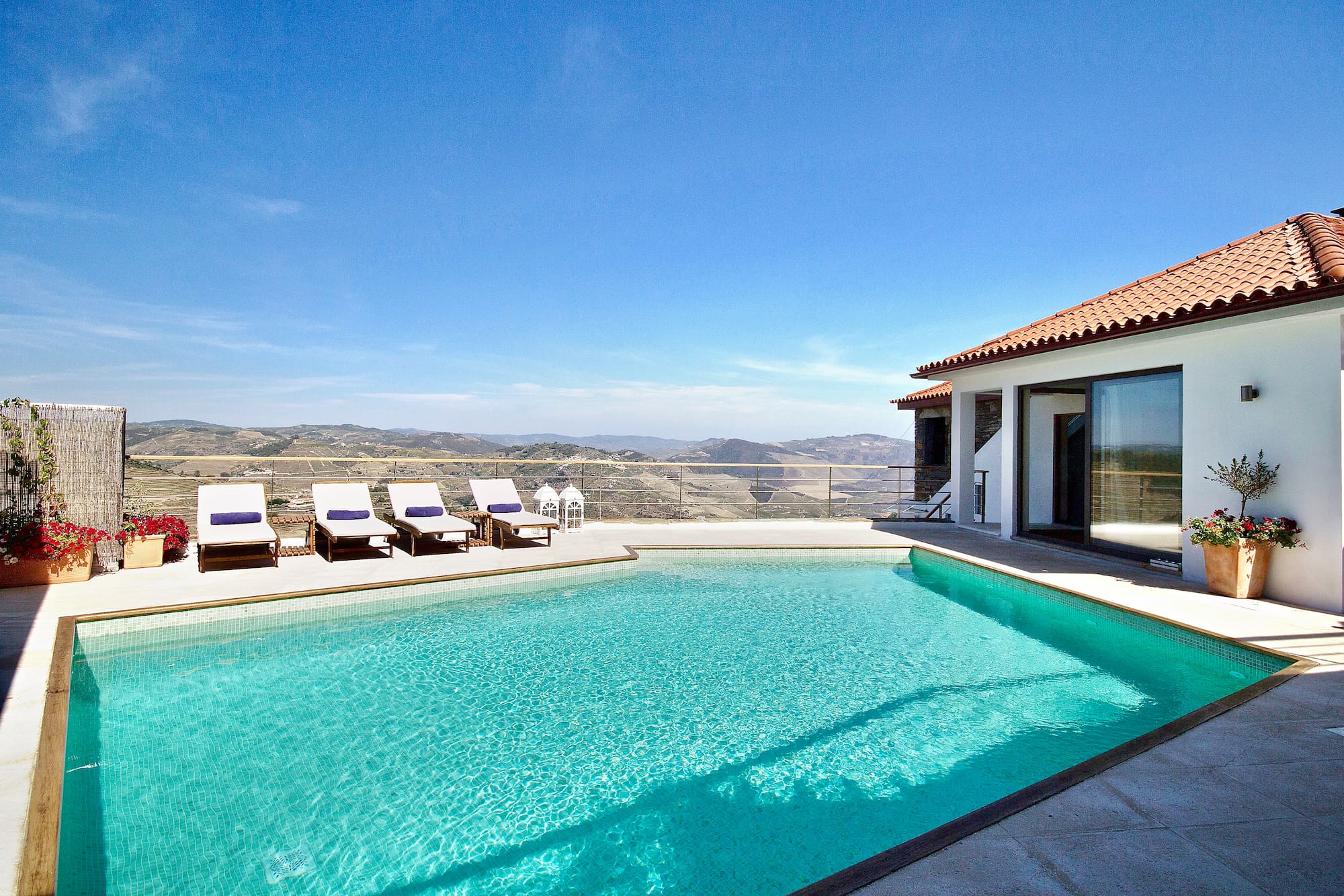 Casa Vinhateiro Gouvães: Elegant 3-Bedroom Apartment with Private Pool in Douro Portugal