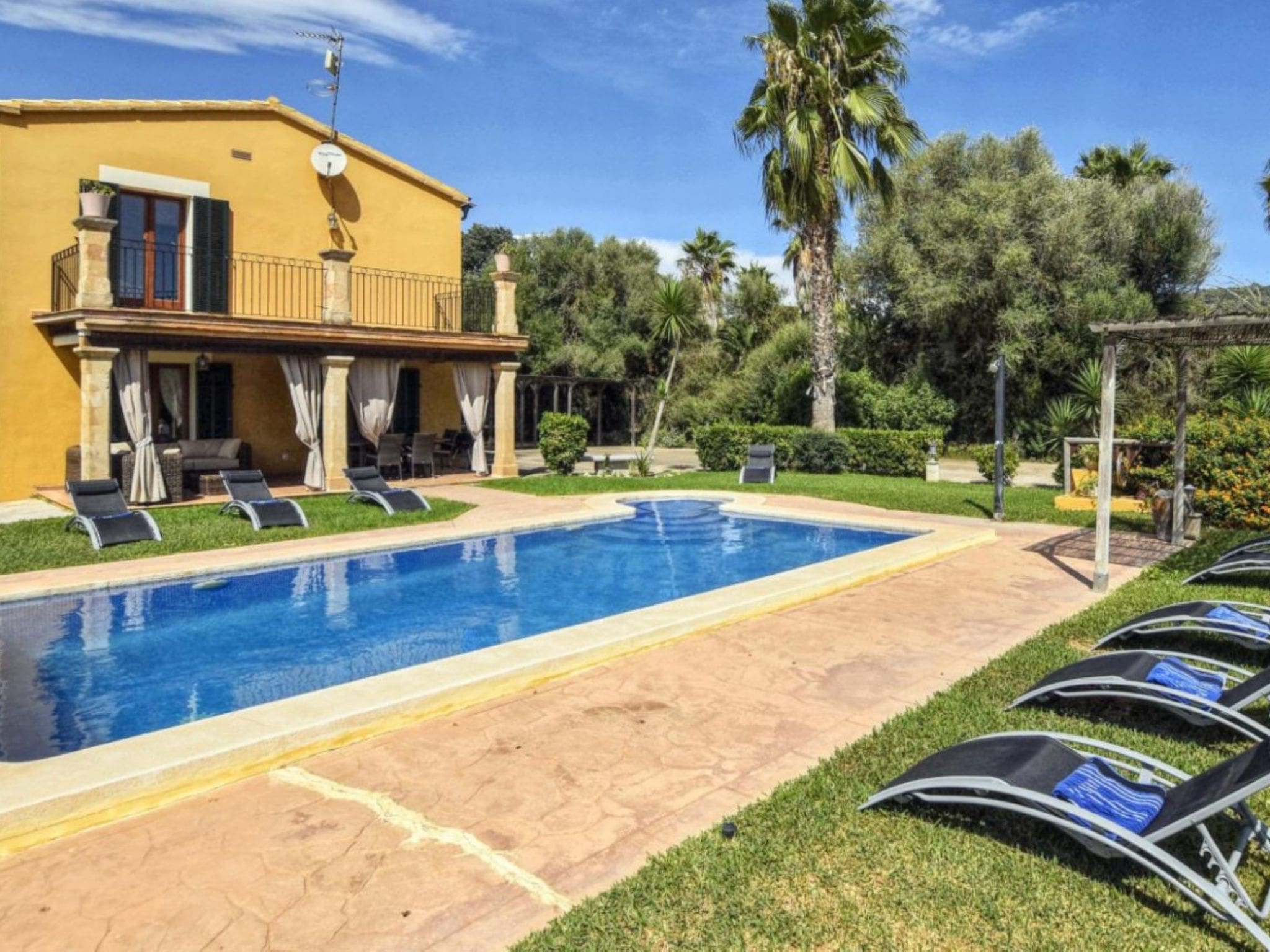 Casa Ximbó Inca: Stunning 4-Bedroom Farmhouse with Mountain Views and Private Pool near Palma