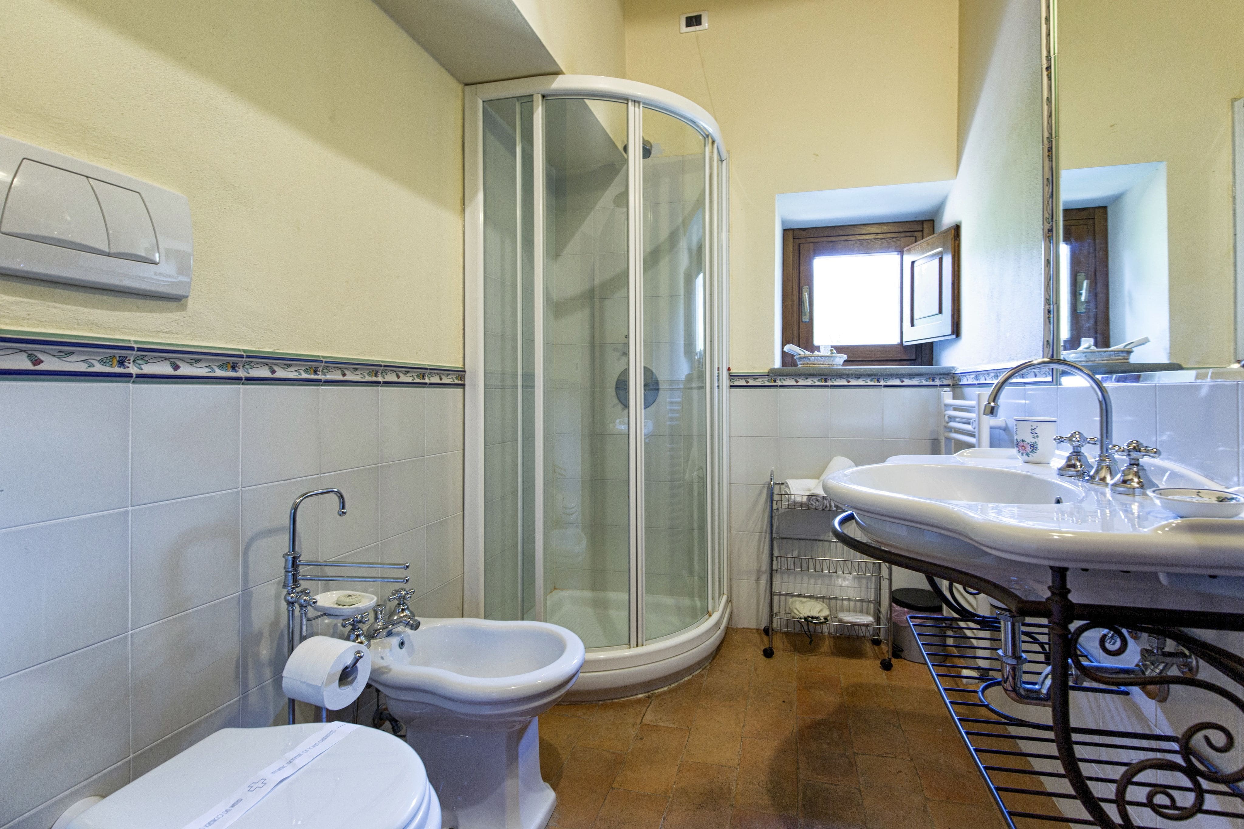 Cascina Etrusco Cortona: Spacious 7-Bedroom Apartment with Pool in Tuscany, Cortona