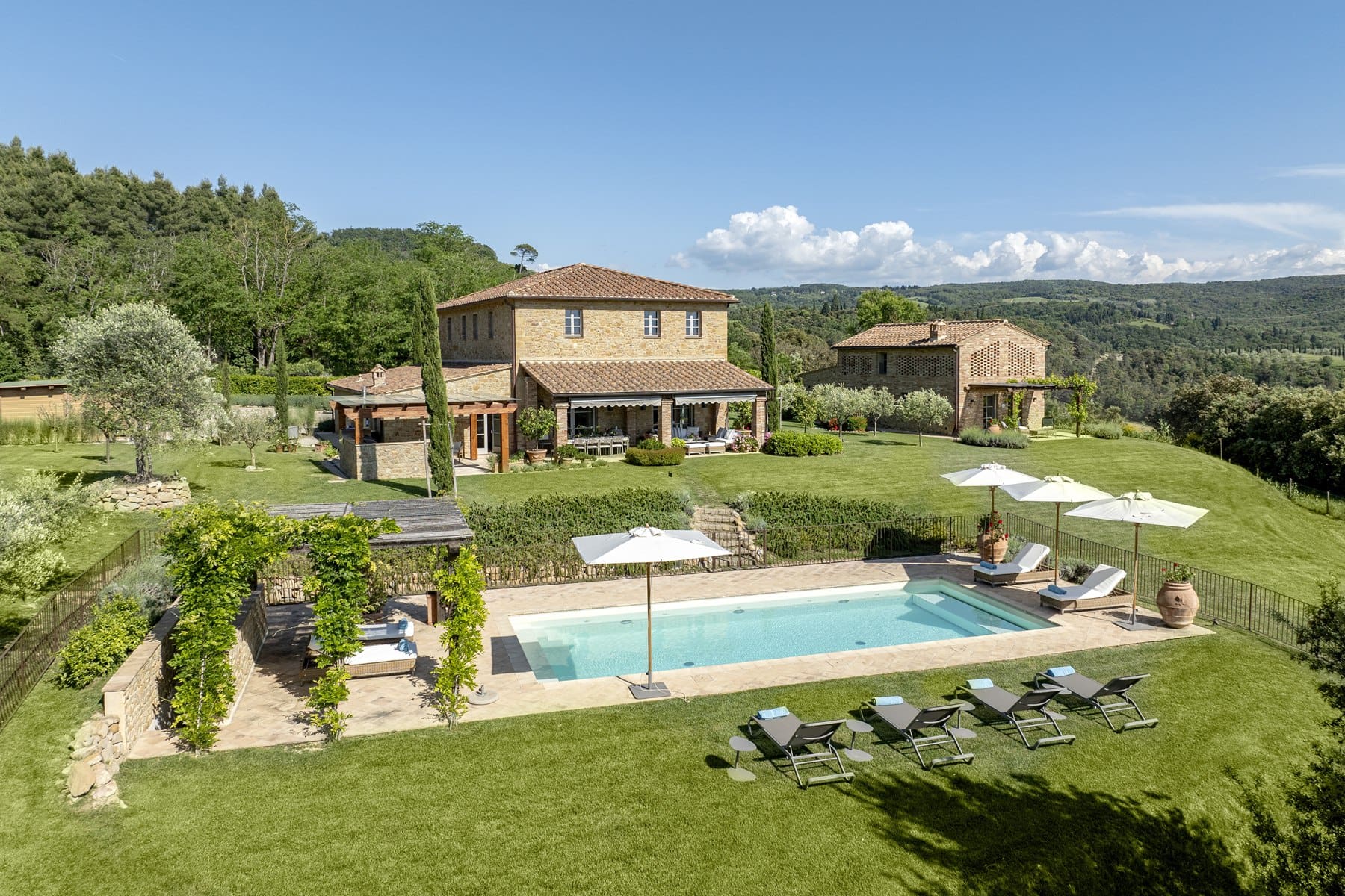 Cascina Montaione Tuscany: Spacious 7-Bedroom Luxury Apartment with Pool, Tuscany