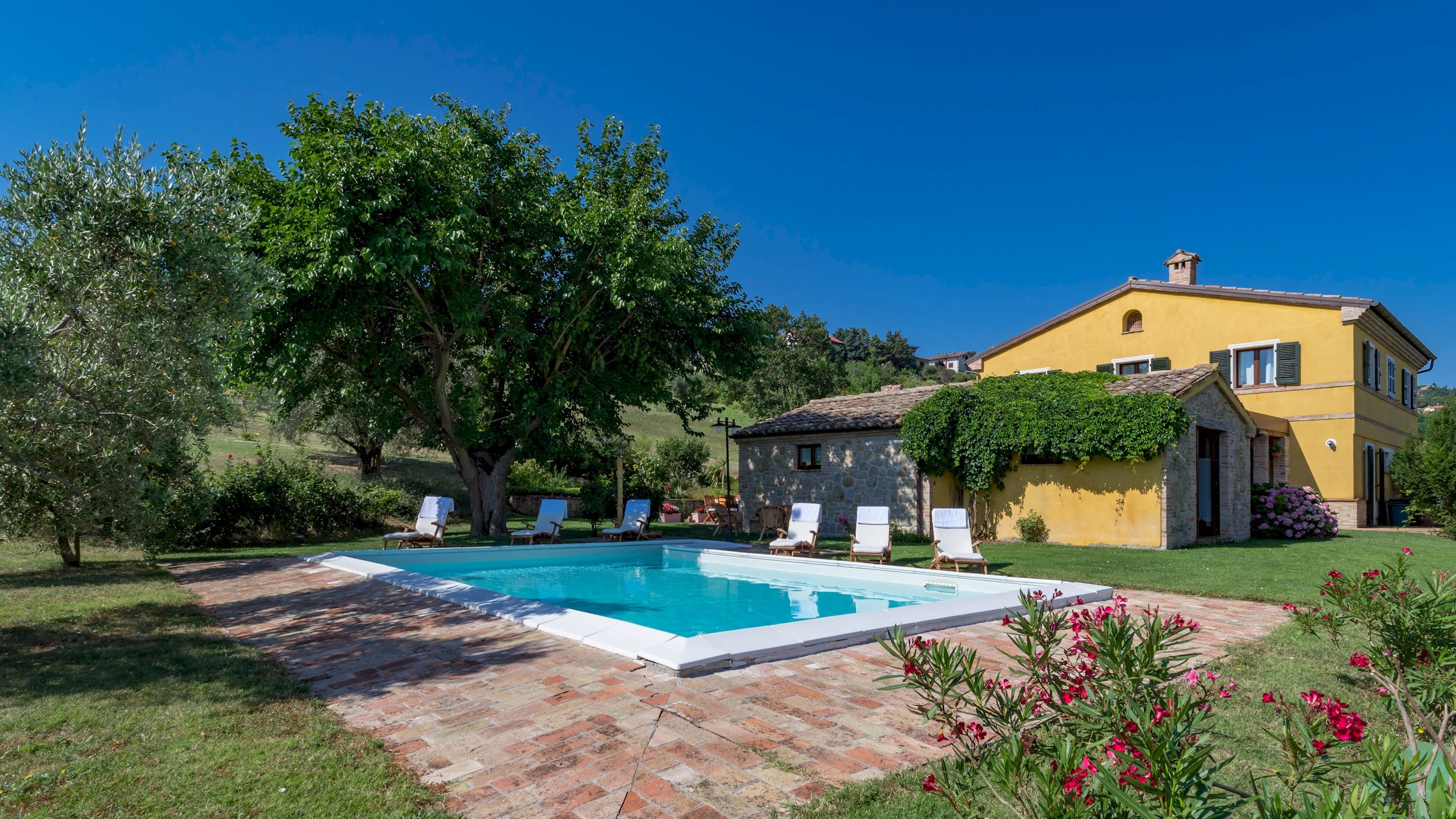 Cascina Monte Conero: Spacious 5-Bedroom Holiday Apartment with Pool, Marche