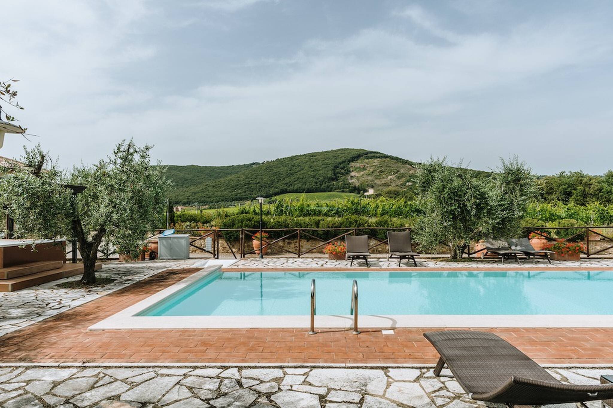 Cascina Monteluco Siena: Luxury 8-Bedroom Villa with Pool and Hot Tub, Siena Province