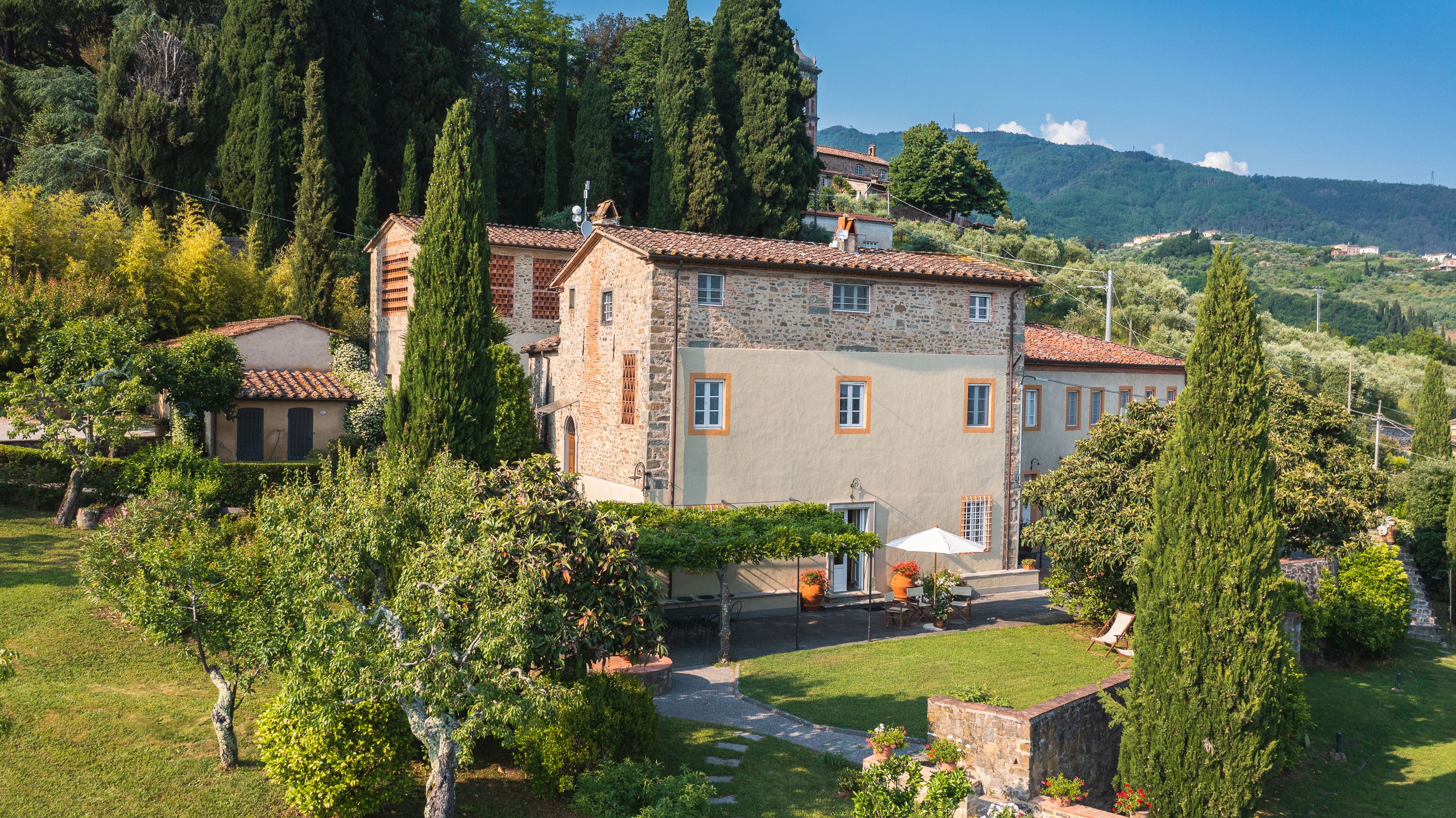 Cascina Serchio Lucca Lucca: Elegant 11-Bedroom Apartment with Countryside Views, Lucca