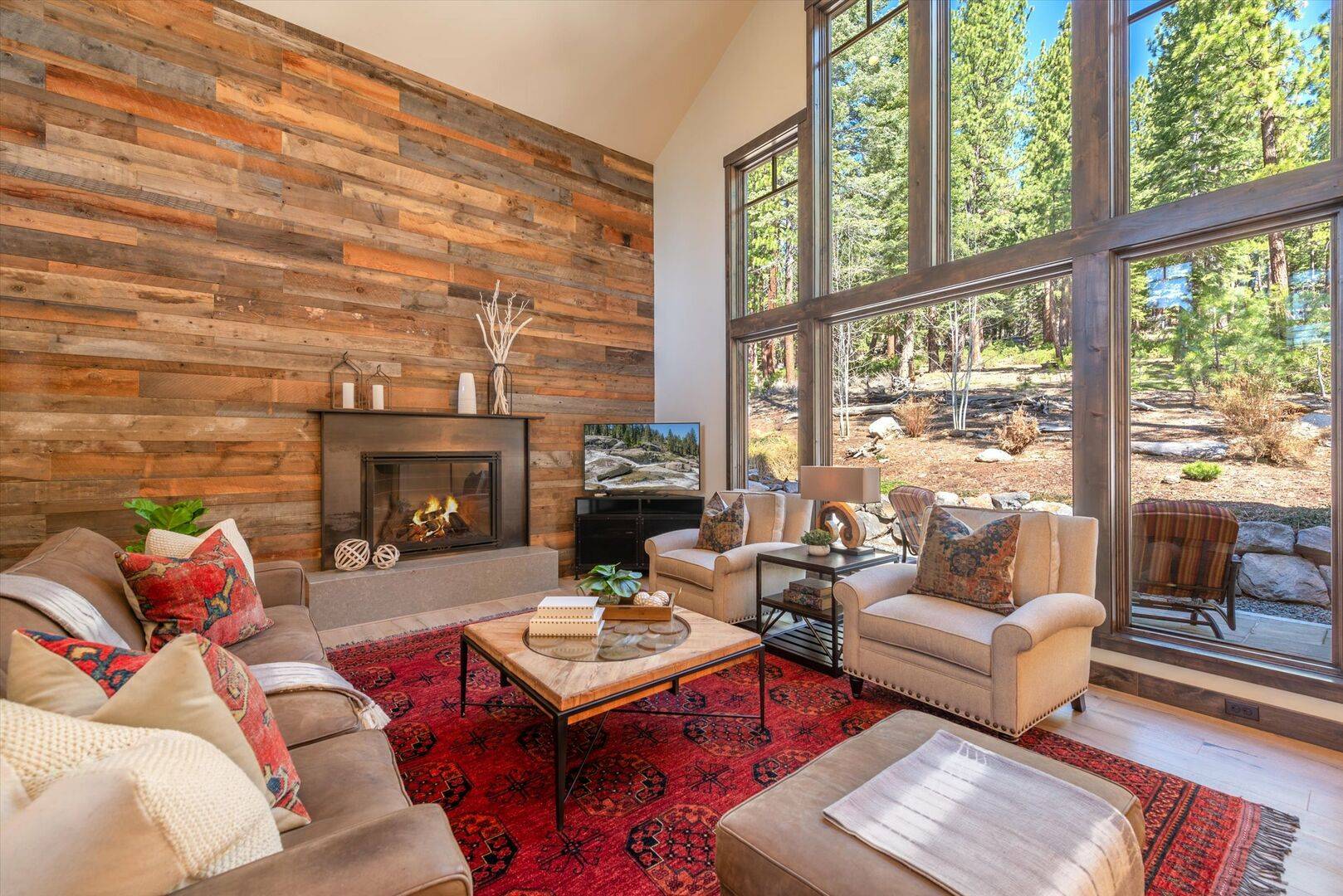 Cedarwood Haven: Luxury 4-Bedroom Villa with Hot Tub, Lake Tahoe