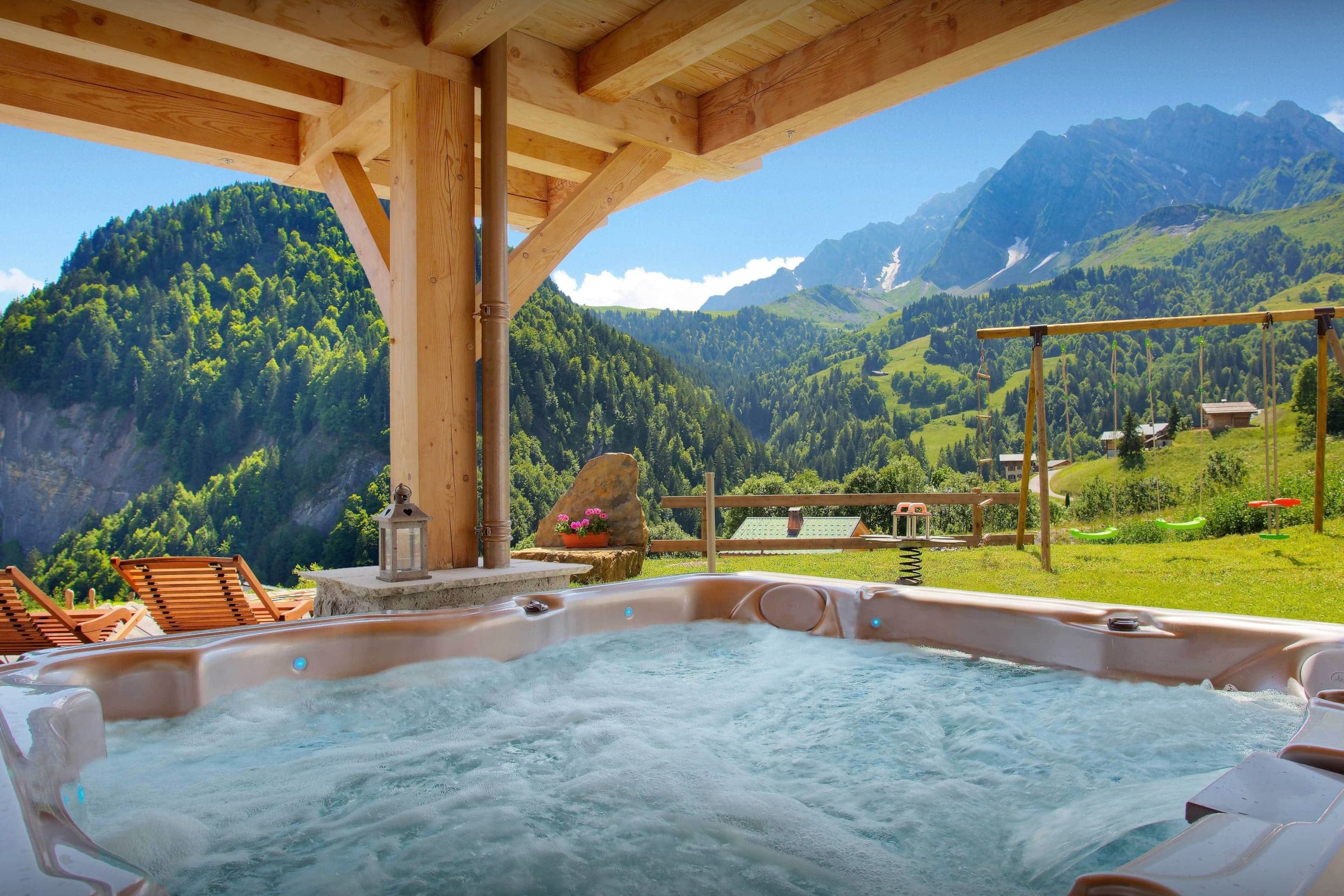 Chalet Aiguille Giettaz: Spacious 5-Bedroom Chalet with Sauna and Tennis Court, Savoy