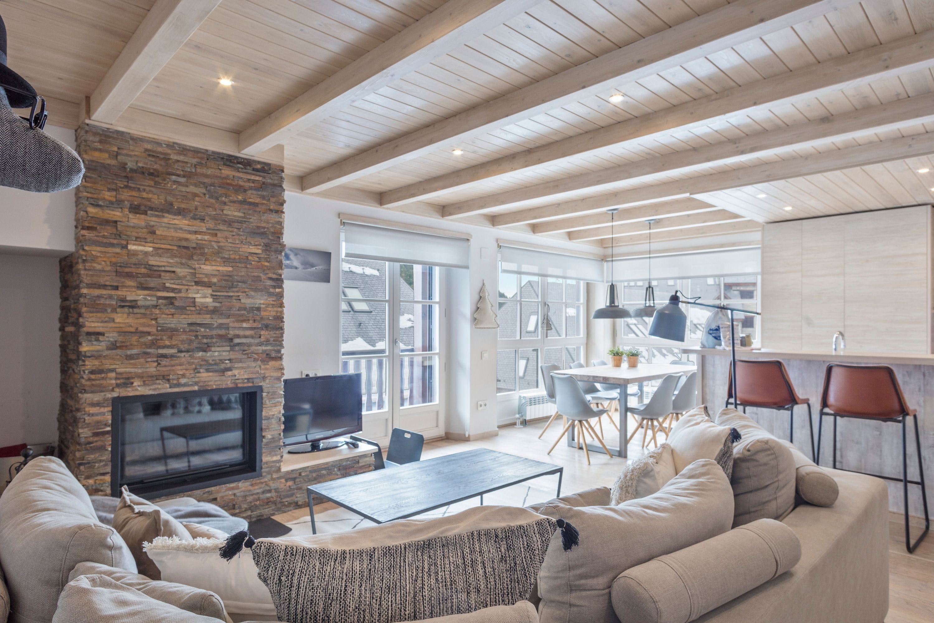 Chalet Aneto Val d’Aran: Luxurious 3-Bedroom Ski Chalet with Mountain Views, Val d’Aran