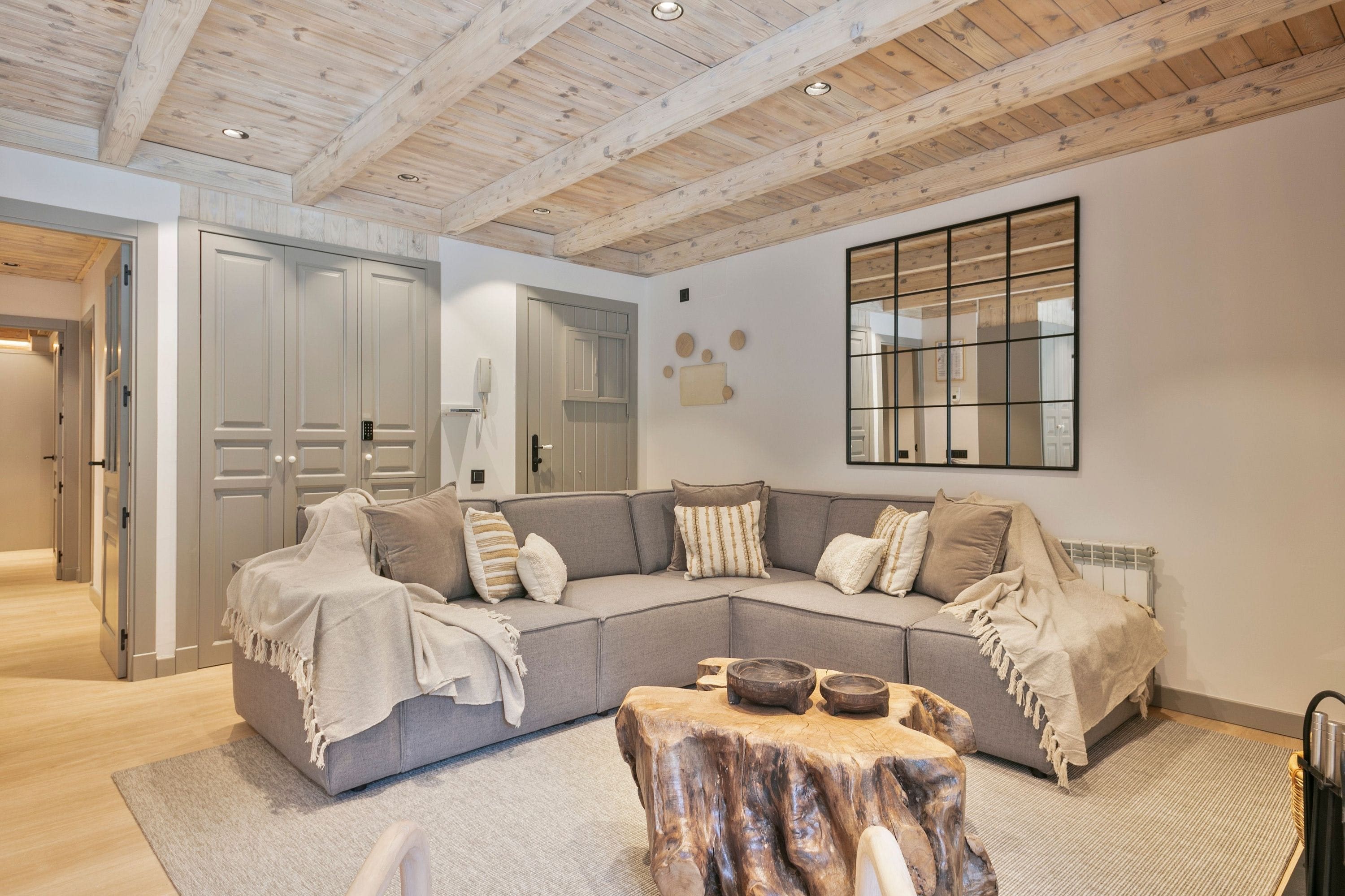 Chalet Aranes Baqueira: Elegant 3-Bedroom Ski Chalet with Mountain Views, Val d’Aran