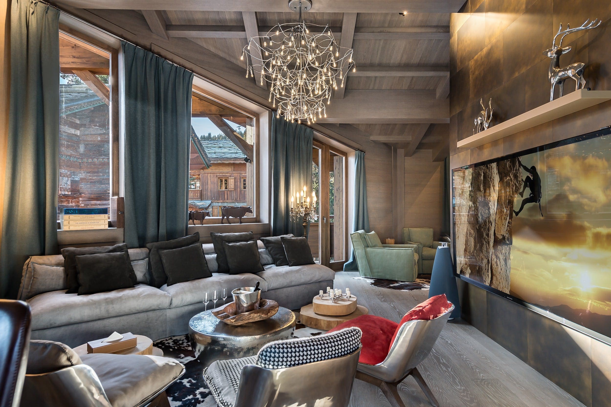 Chalet Aravis Savoy The Three Valleys: Luxury 5-Bedroom Ski Chalet with Hot Tub and Pool, Savoy