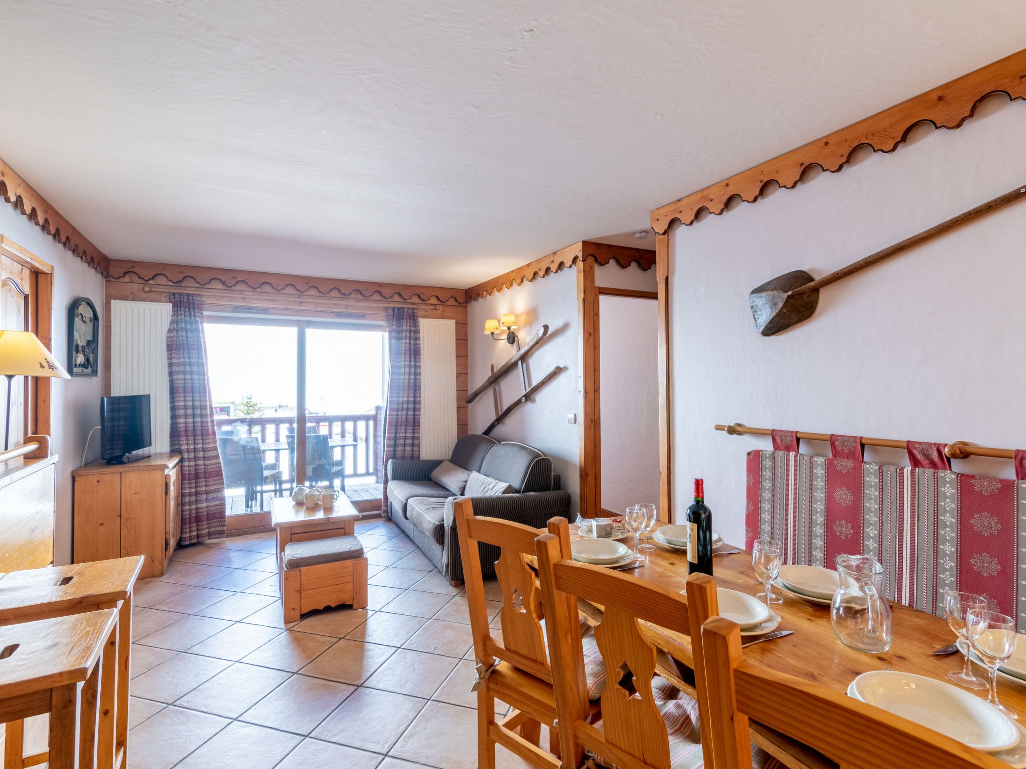 Chalet Bellevue Tignes: Stylish 3-Bedroom Mountain Apartment with Panoramic Ski Views Steps from Slopes