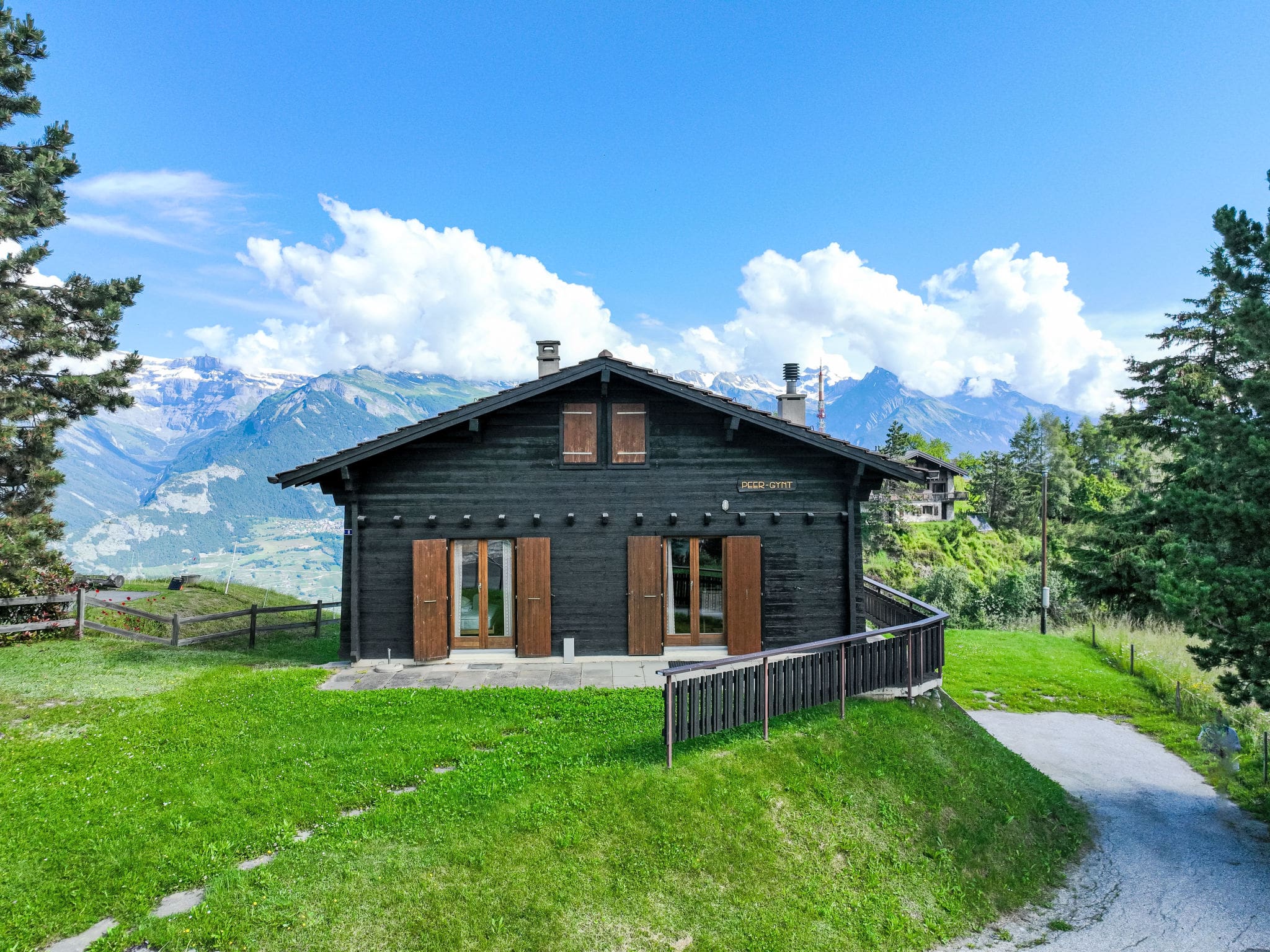 Chalet Bermouche Nendaz: Spacious 5-Bedroom Mountain Chalet with Stunning Alpine Views and Ski Access