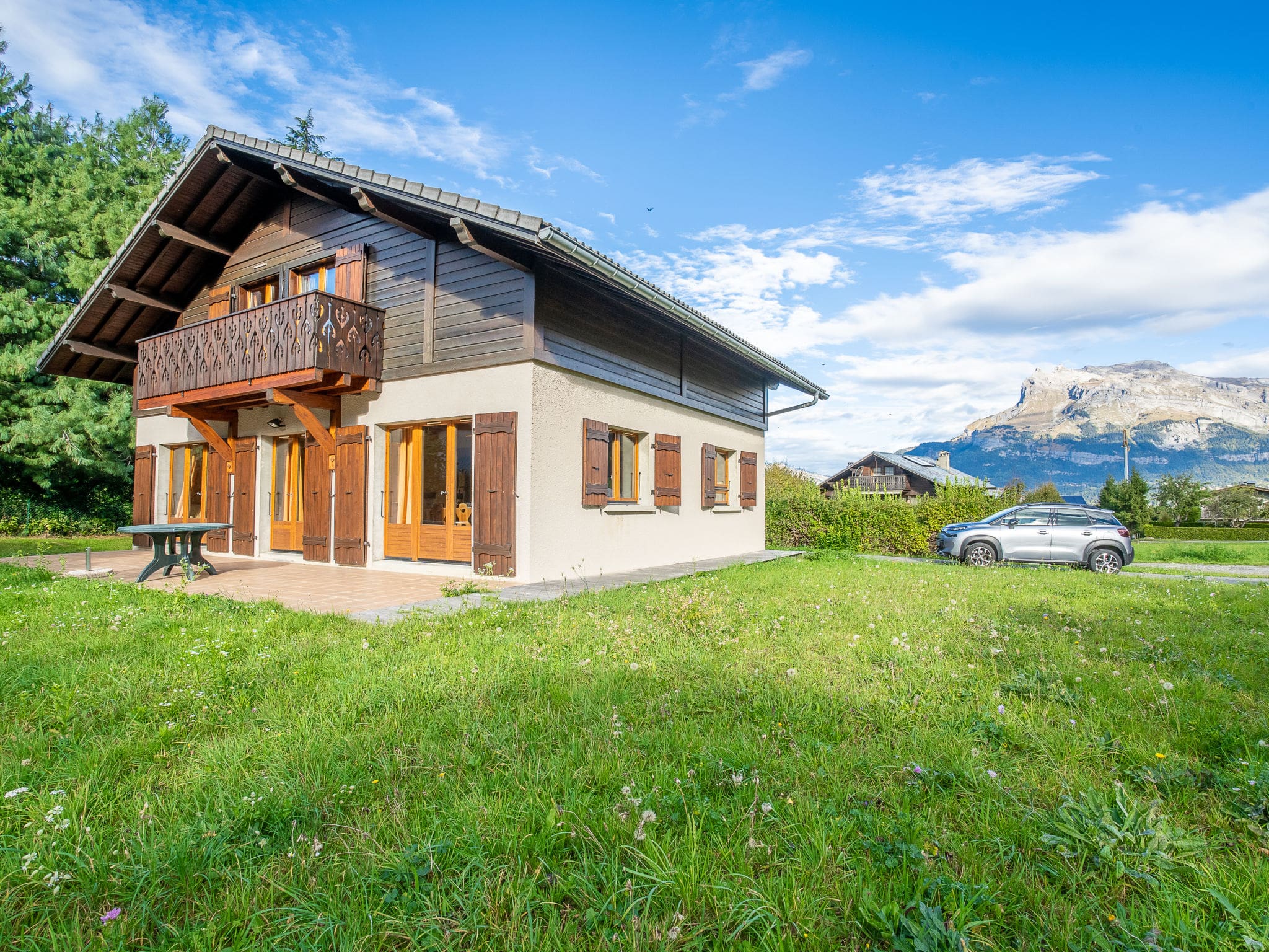 Chalet Bionnassay Saint-Gervais: Spacious 4-Bedroom Mountain Chalet with Fireplace and Mont Blanc Access in the French Alps