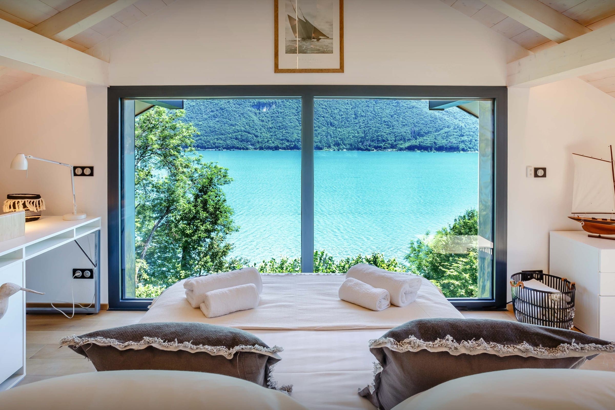 Chalet Bise Annecy: Luxury 4-Bedroom Chalet with Hot Tub and Lake Views, Upper Savoy