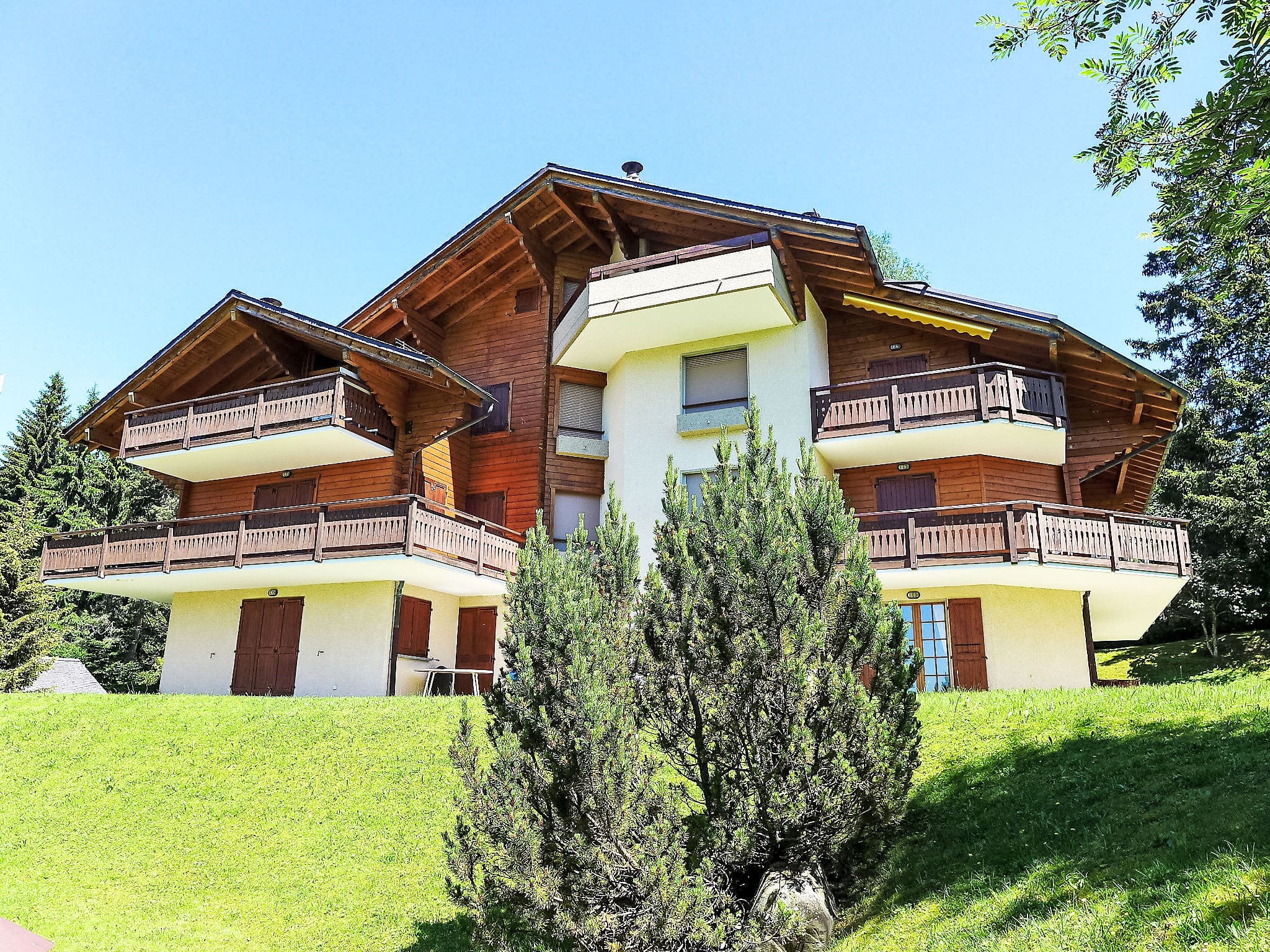 Chalet Bise Villars: Luxury 4-Bedroom Alpine Chalet with Mountain Views and Ski Access in Swiss Alps