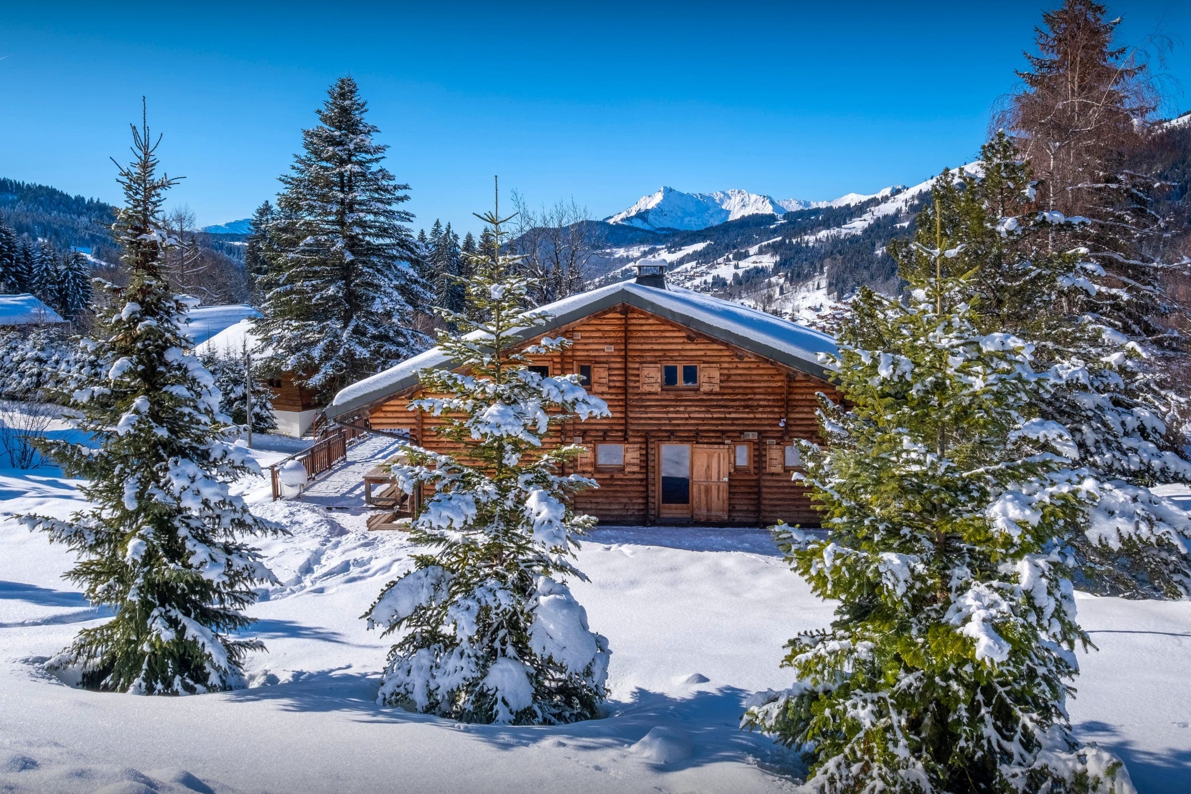 Chalet Bornes Les Gets: Luxury 4-Bedroom Chalet with Hot Tub and Sauna, Upper Savoy