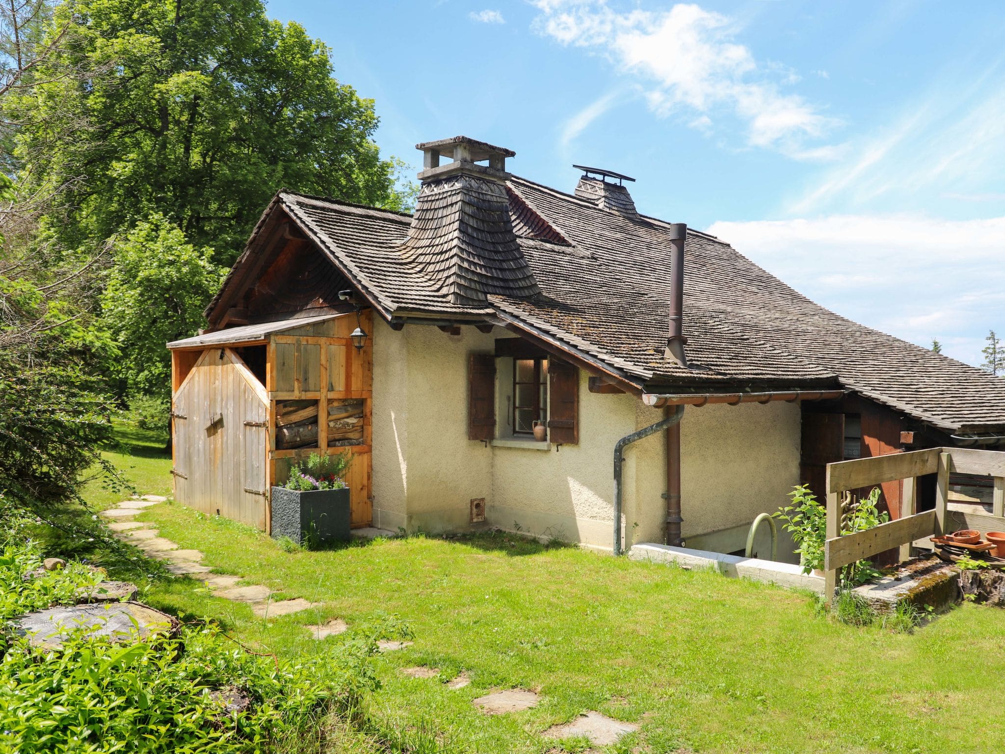 Chalet Caux Montreux: Luxury 3-Bedroom Mountain Chalet with Lake Geneva Views and Private Garden