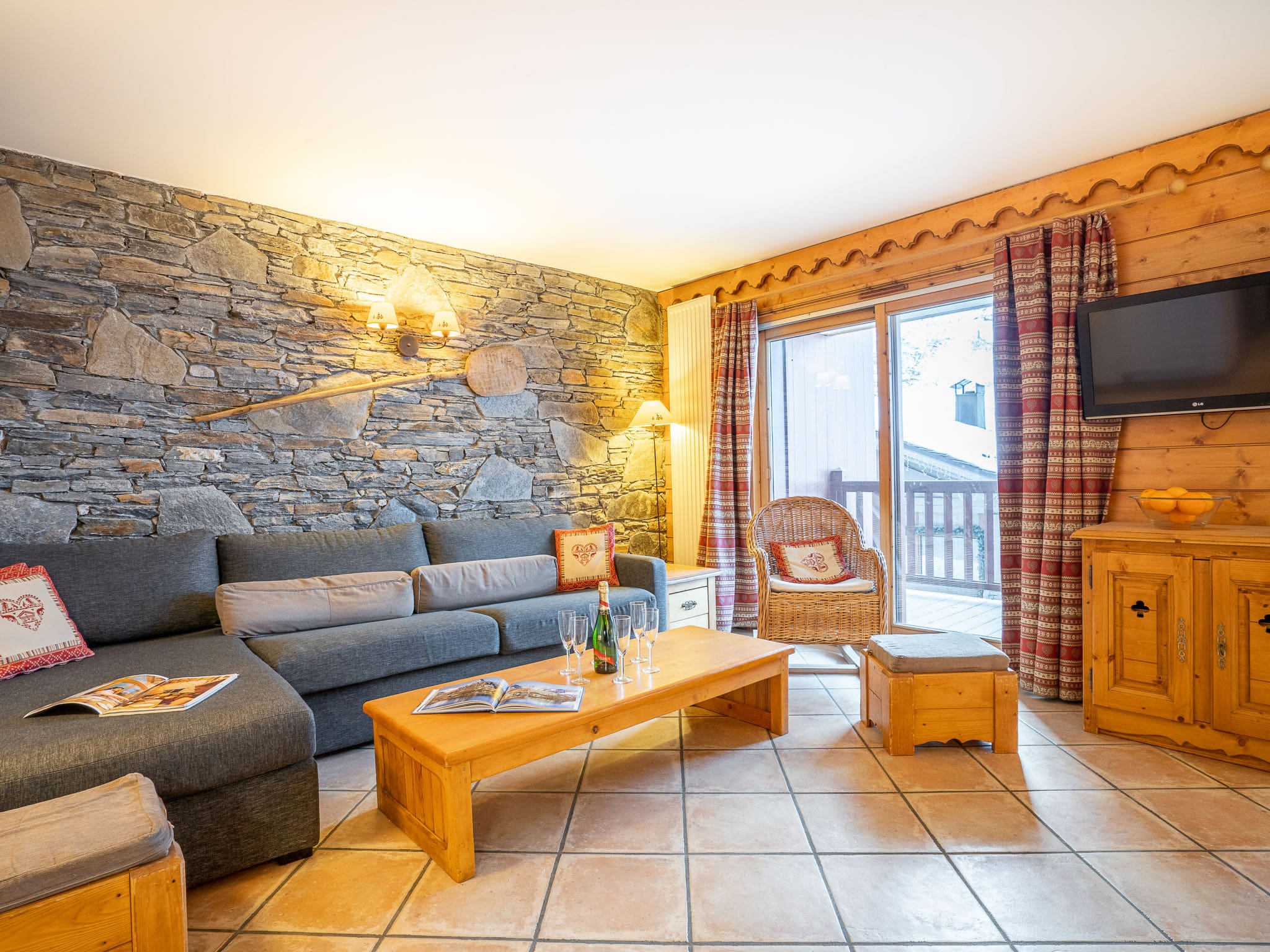 Chalet Chartreux Tignes: Contemporary Mountain Apartment with 3 Bedrooms and Stunning Alpine Views in Tignes Val Claret France