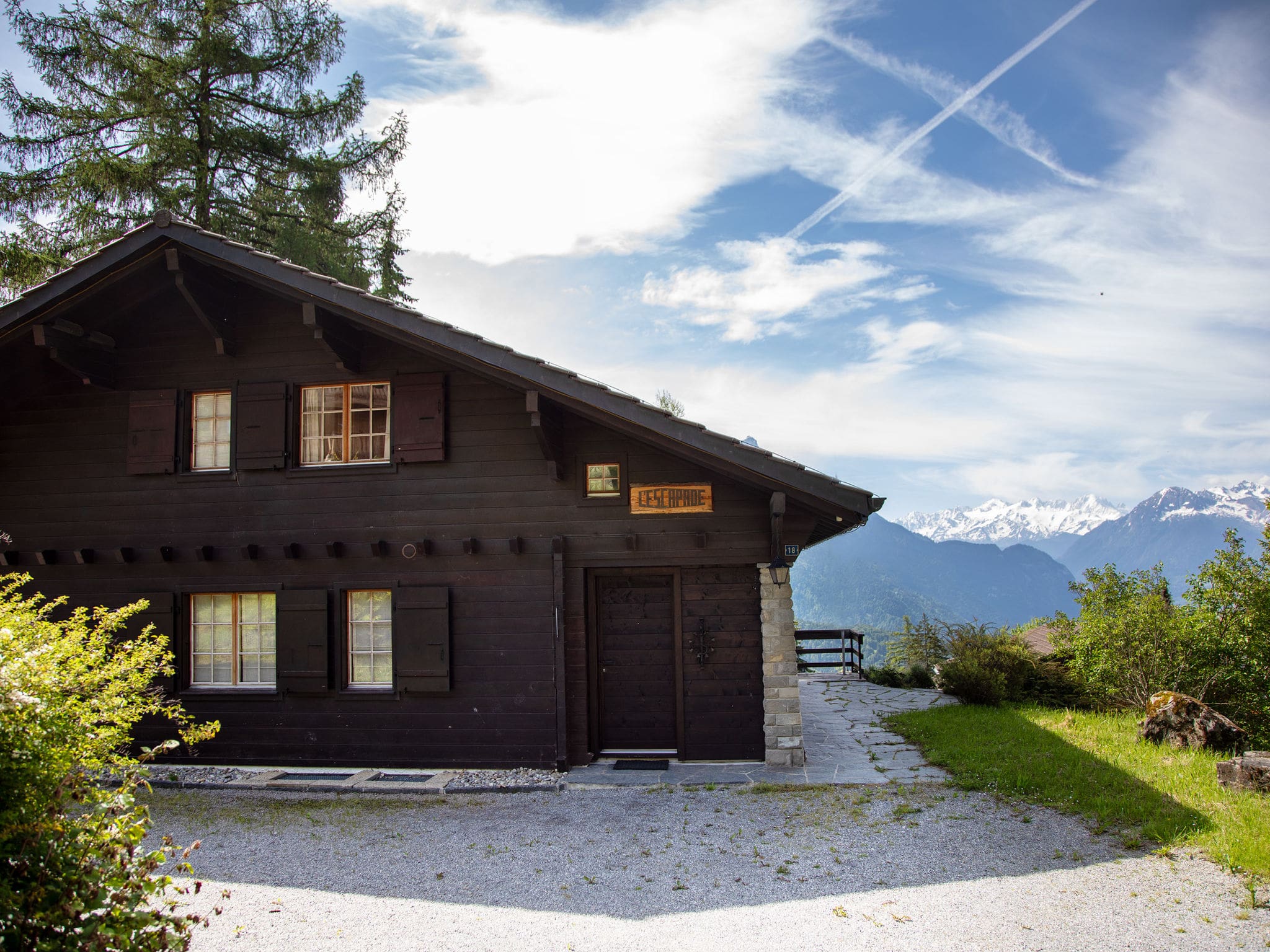 Chalet Chesières Villars: Stunning 4-Bedroom Mountain Chalet with Panoramic Alpine Views and Modern Amenities in Swiss Alps