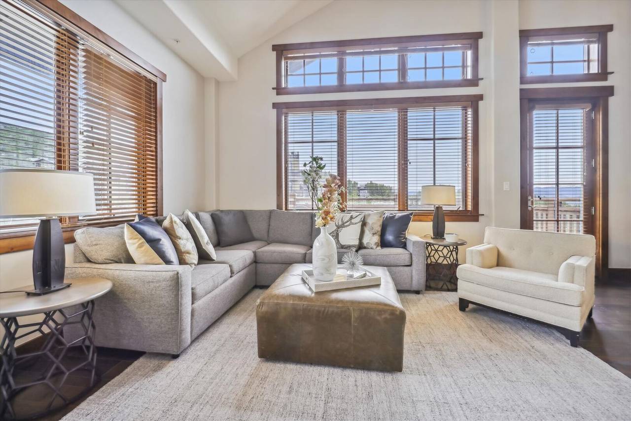 Chalet Cucumber Gulch: Luxury 4-Bedroom Penthouse with Ski Access, Breckenridge